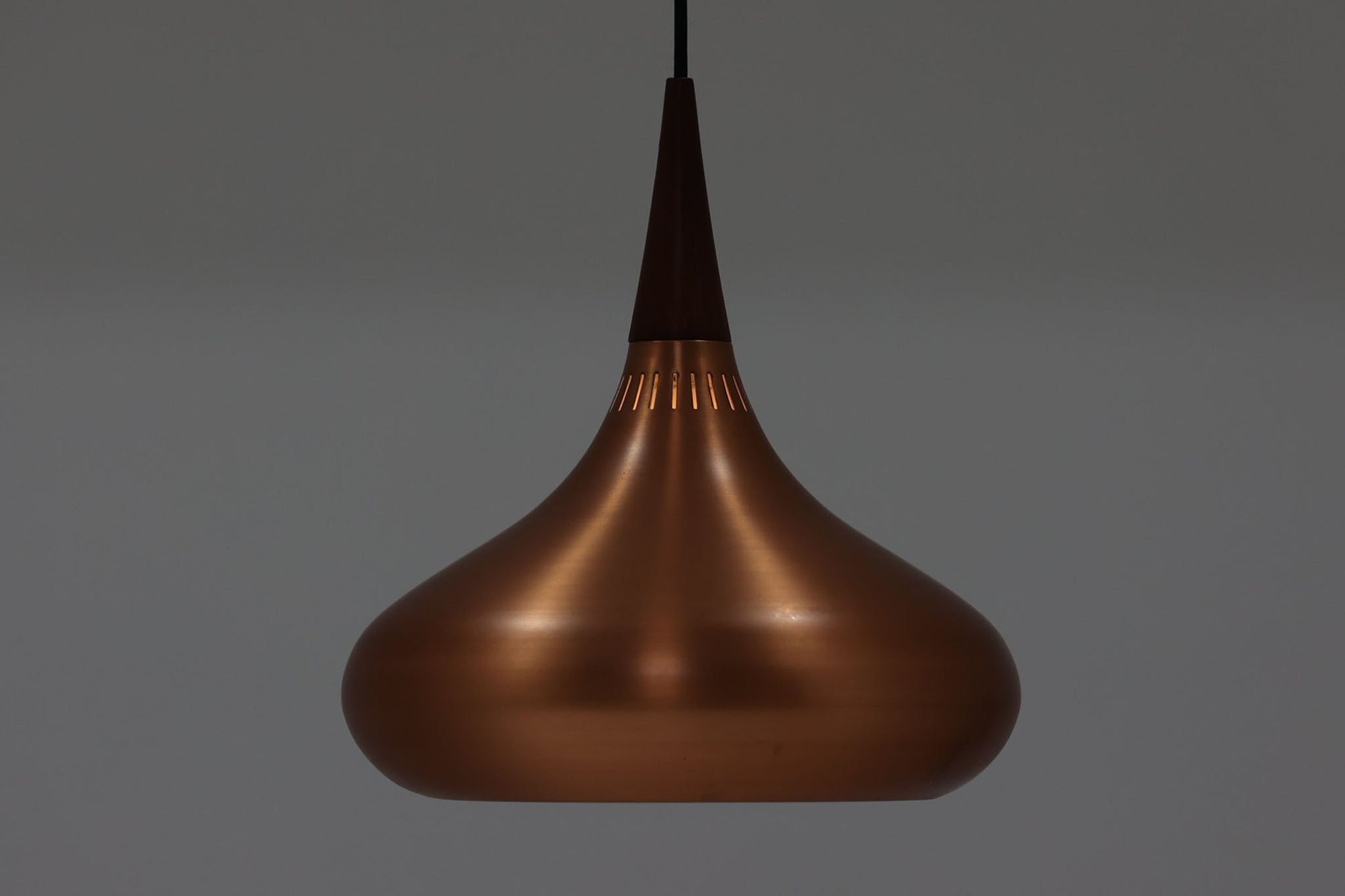 1963年にJo Hammerborgによってデザインされた名作照明オリエントが、2013年にFritz Hansen社によって復刻されました。シェードは木製の型を使って手作業でつくられており、工業品にはない滑かなラインが表現されています。こちらは復刻モデルで使用感も少なく綺麗な状態です。コードの長さ調整が可能なオリジナルのシーリングカバーが付属します。