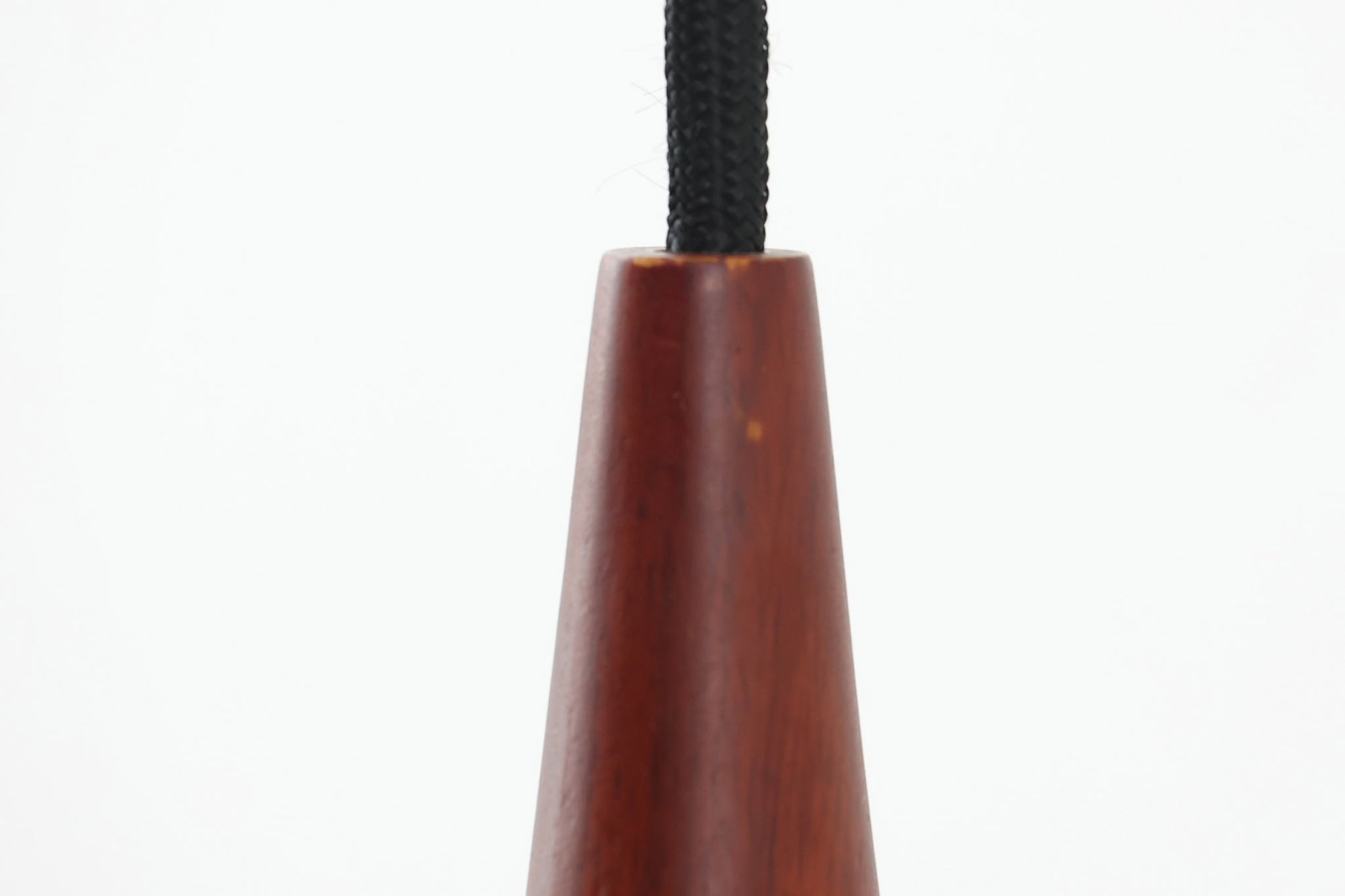 1963年にJo Hammerborgによってデザインされた名作照明オリエントが、2013年にFritz Hansen社によって復刻されました。シェードは木製の型を使って手作業でつくられており、工業品にはない滑かなラインが表現されています。こちらは復刻モデルで使用感も少なく綺麗な状態です。コードの長さ調整が可能なオリジナルのシーリングカバーが付属します。