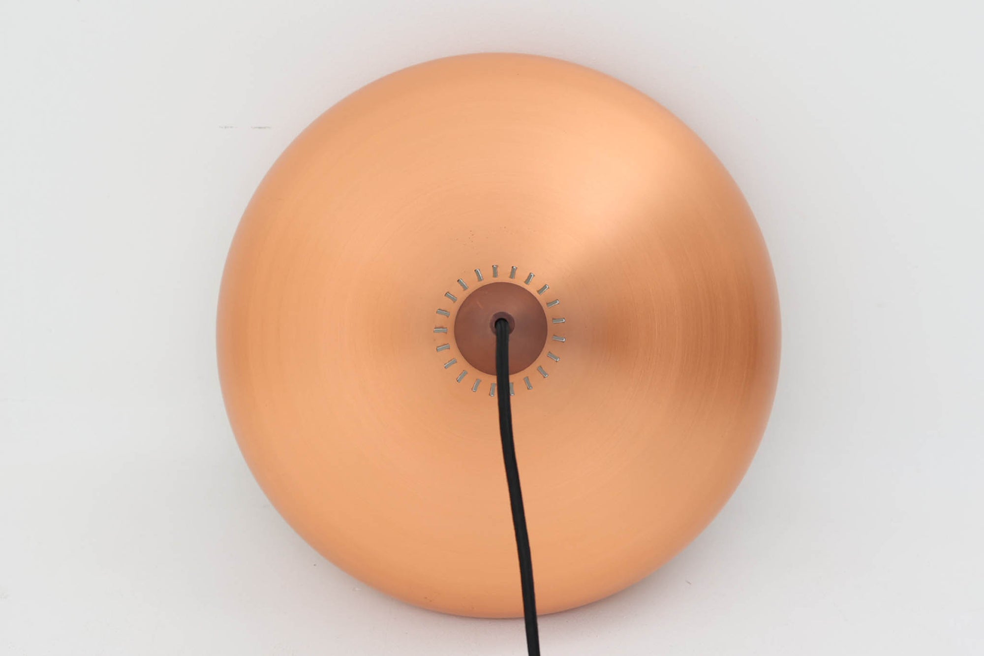 1963年にJo Hammerborgによってデザインされた名作照明オリエントが、2013年にFritz Hansen社によって復刻されました。シェードは木製の型を使って手作業でつくられており、工業品にはない滑かなラインが表現されています。こちらは復刻モデルで使用感も少なく綺麗な状態です。コードの長さ調整が可能なオリジナルのシーリングカバーが付属します。