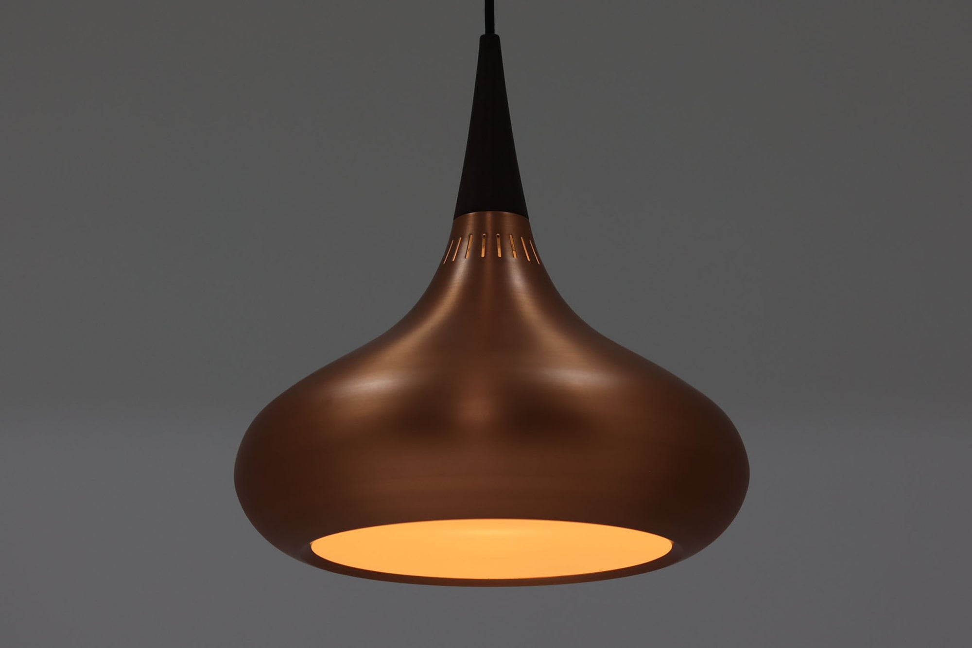 1963年にJo Hammerborgによってデザインされた名作照明オリエントが、2013年にFritz Hansen社によって復刻されました。シェードは木製の型を使って手作業でつくられており、工業品にはない滑かなラインが表現されています。こちらは復刻モデルで使用感も少なく綺麗な状態です。コードの長さ調整が可能なオリジナルのシーリングカバーが付属します。