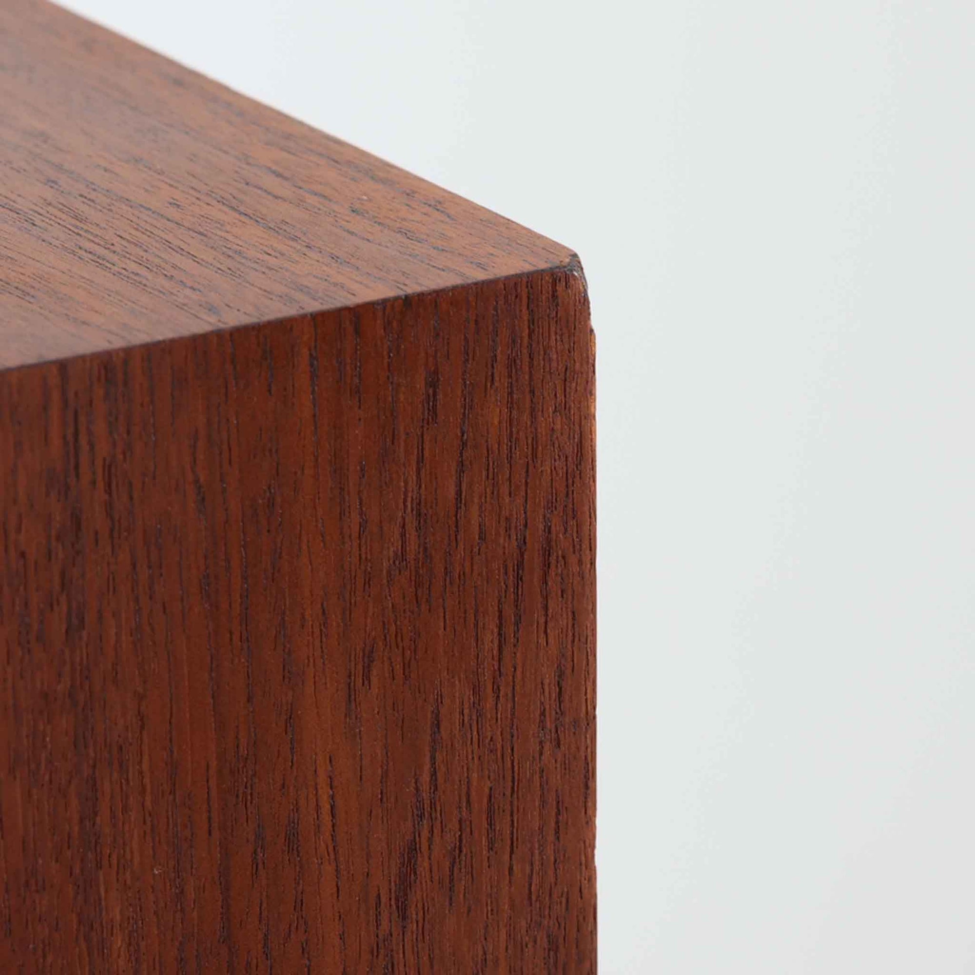 ヨハネス・ソースがデザインしNexo Mobelfabrik社により製造されたデンマーク製の6段チェストは、上質なチーク材の美しい木目と緩やかにカーブした木製ハンドルが魅力で、内部には小分けされた仕切りも備えた実用性の高い設計が特徴です。ビンテージならではの温もりと職人技が感じられる逸品で、寝室やリビングの収納家具として空間に品格を添えてくれます。