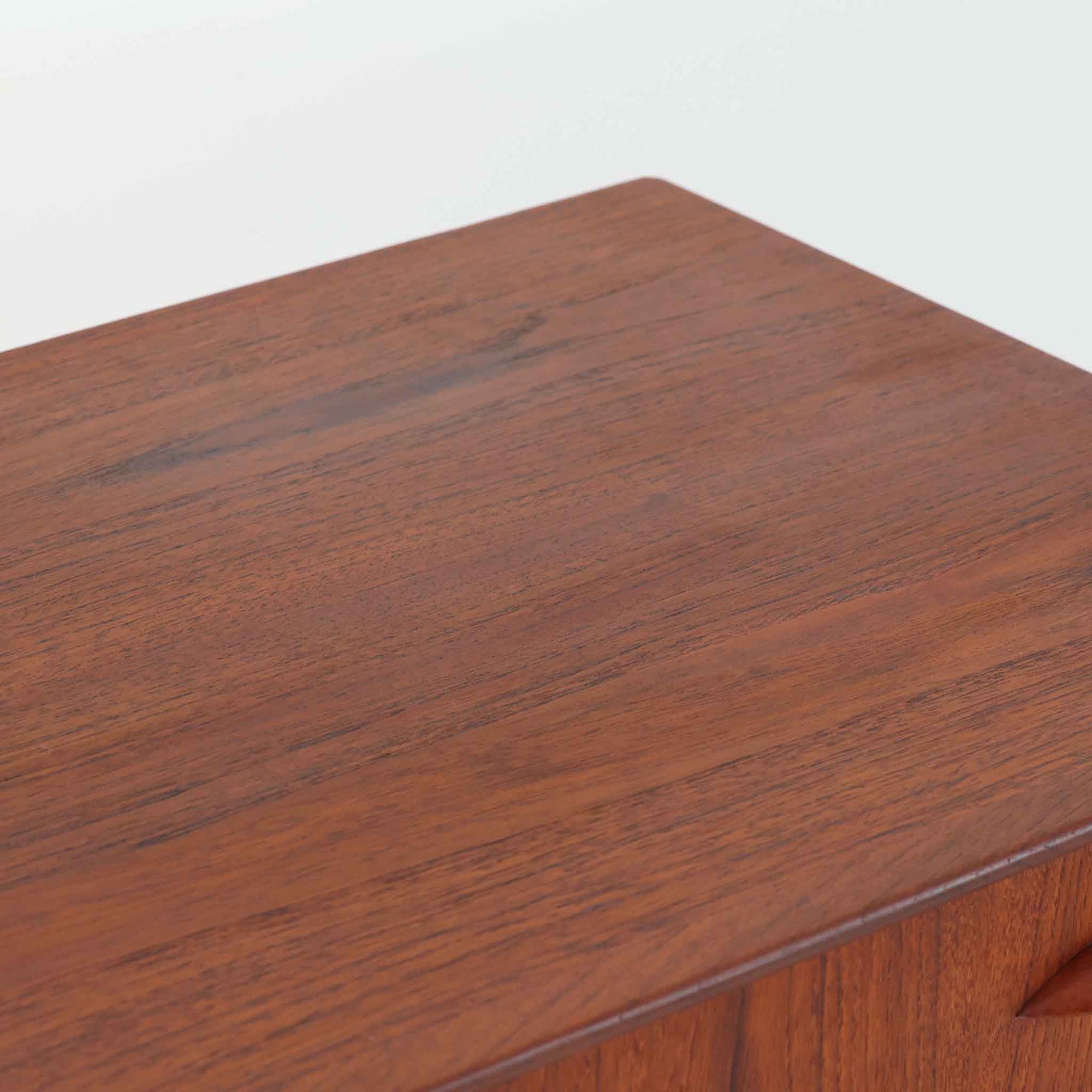 ヨハネス・ソースがデザインしNexo Mobelfabrik社により製造されたデンマーク製の6段チェストは、上質なチーク材の美しい木目と緩やかにカーブした木製ハンドルが魅力で、内部には小分けされた仕切りも備えた実用性の高い設計が特徴です。ビンテージならではの温もりと職人技が感じられる逸品で、寝室やリビングの収納家具として空間に品格を添えてくれます。