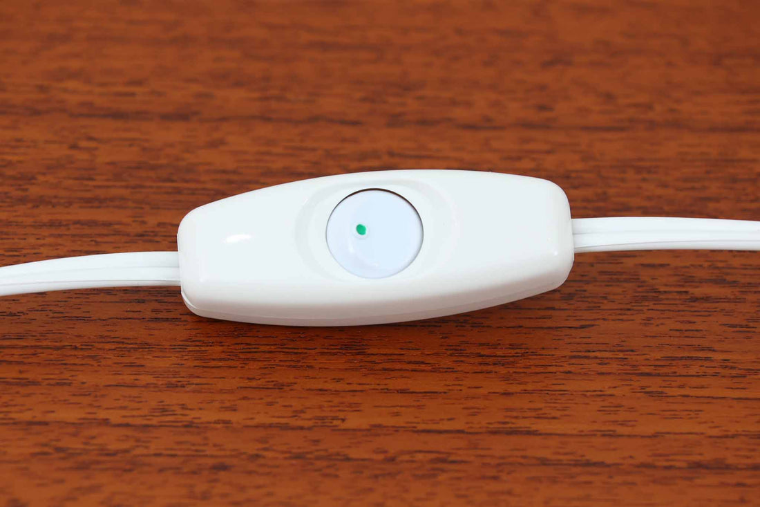 SOHOLm社のベースが使用されたテーブルランプです。白い陶器に真鍮製のマウントが組み合わせられた、珍しいデザインが特徴です。