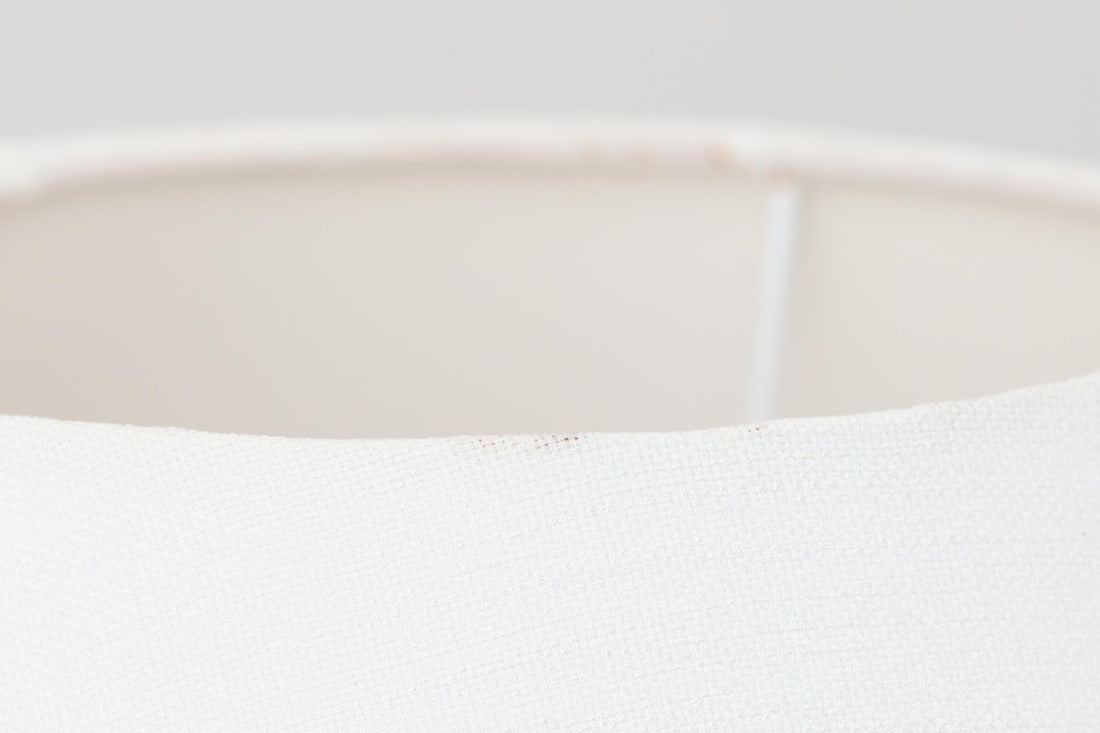 SOHOLm社のベースが使用されたテーブルランプです。白い陶器に真鍮製のマウントが組み合わせられた、珍しいデザインが特徴です。