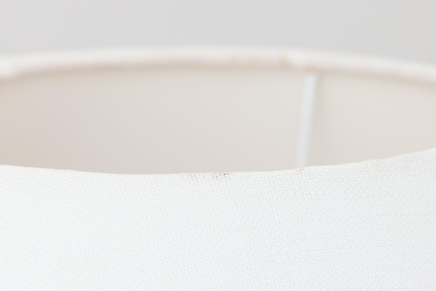 SOHOLm社のベースが使用されたテーブルランプです。白い陶器に真鍮製のマウントが組み合わせられた、珍しいデザインが特徴です。