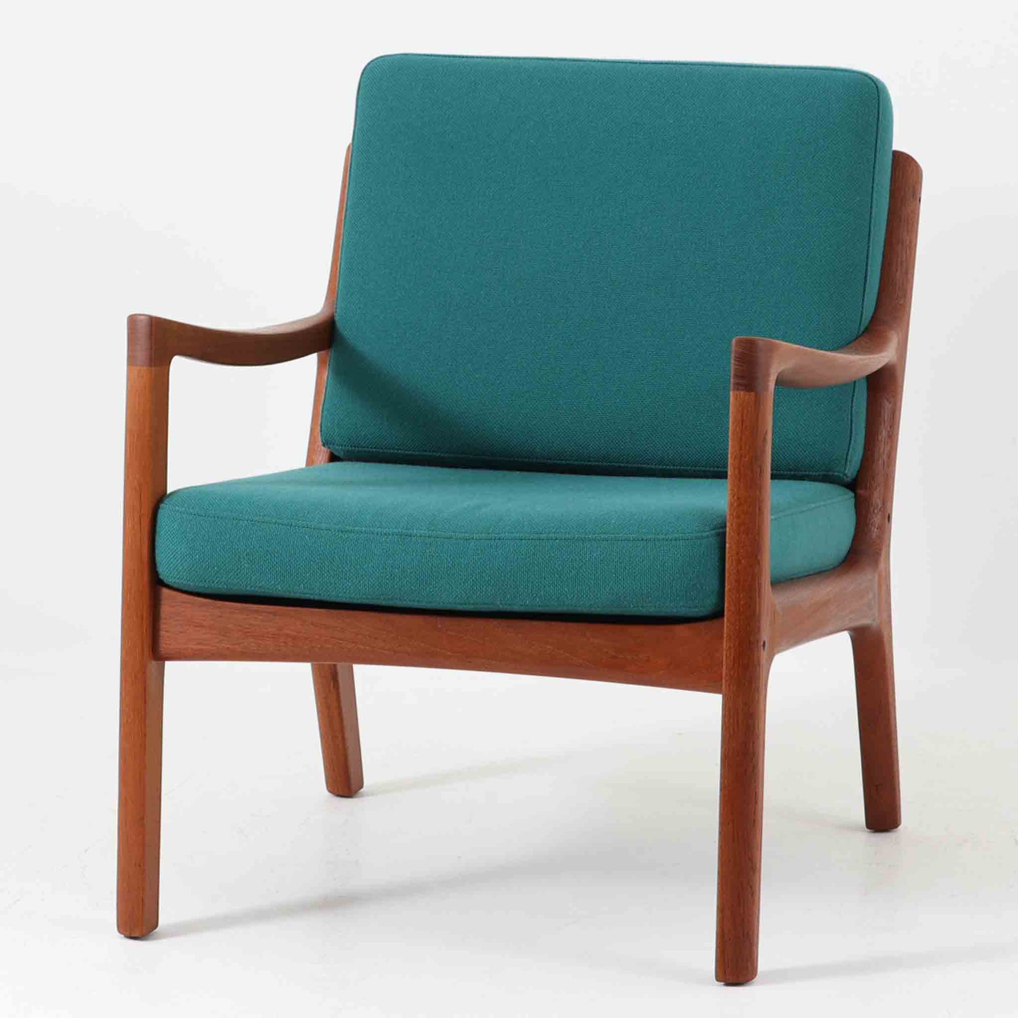 オーレ・ヴァンシャーがデザインしたModel 166/169は、デンマークのFrance & Son社製によるシングルソファです。チーク無垢材を用いた滑らかなアームラインと、しっかりとした安定感のある構造が魅力的な一台。クッションはオリジナルのまま綺麗な状態を保っており、弊社では張替を行っておりませんが、張地は深みのあるグリーン系ファブリックに近年張り替えられたものと推測されます。内部にはスプリングを使用しておらず、控えめながらも上品な佇まいは、読書やくつろぎの時間にぴったり。使い込むほどにチーク材の味わいが深まり、ビンテージならではの風合いをお楽しみいただけます。