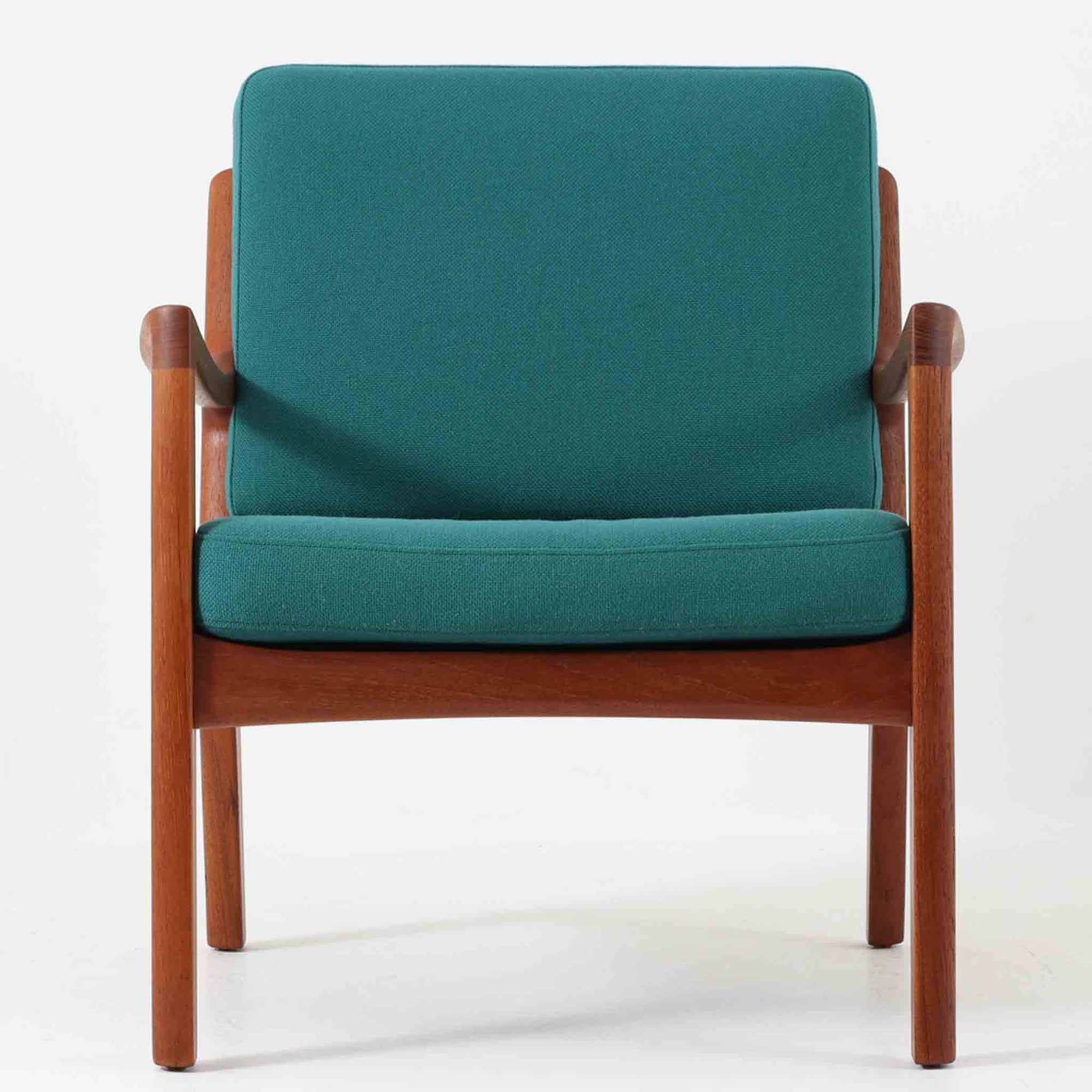 オーレ・ヴァンシャーがデザインしたModel 166/169は、デンマークのFrance & Son社製によるシングルソファです。チーク無垢材を用いた滑らかなアームラインと、しっかりとした安定感のある構造が魅力的な一台。クッションはオリジナルのまま綺麗な状態を保っており、弊社では張替を行っておりませんが、張地は深みのあるグリーン系ファブリックに近年張り替えられたものと推測されます。内部にはスプリングを使用しておらず、控えめながらも上品な佇まいは、読書やくつろぎの時間にぴったり。使い込むほどにチーク材の味わいが深まり、ビンテージならではの風合いをお楽しみいただけます。