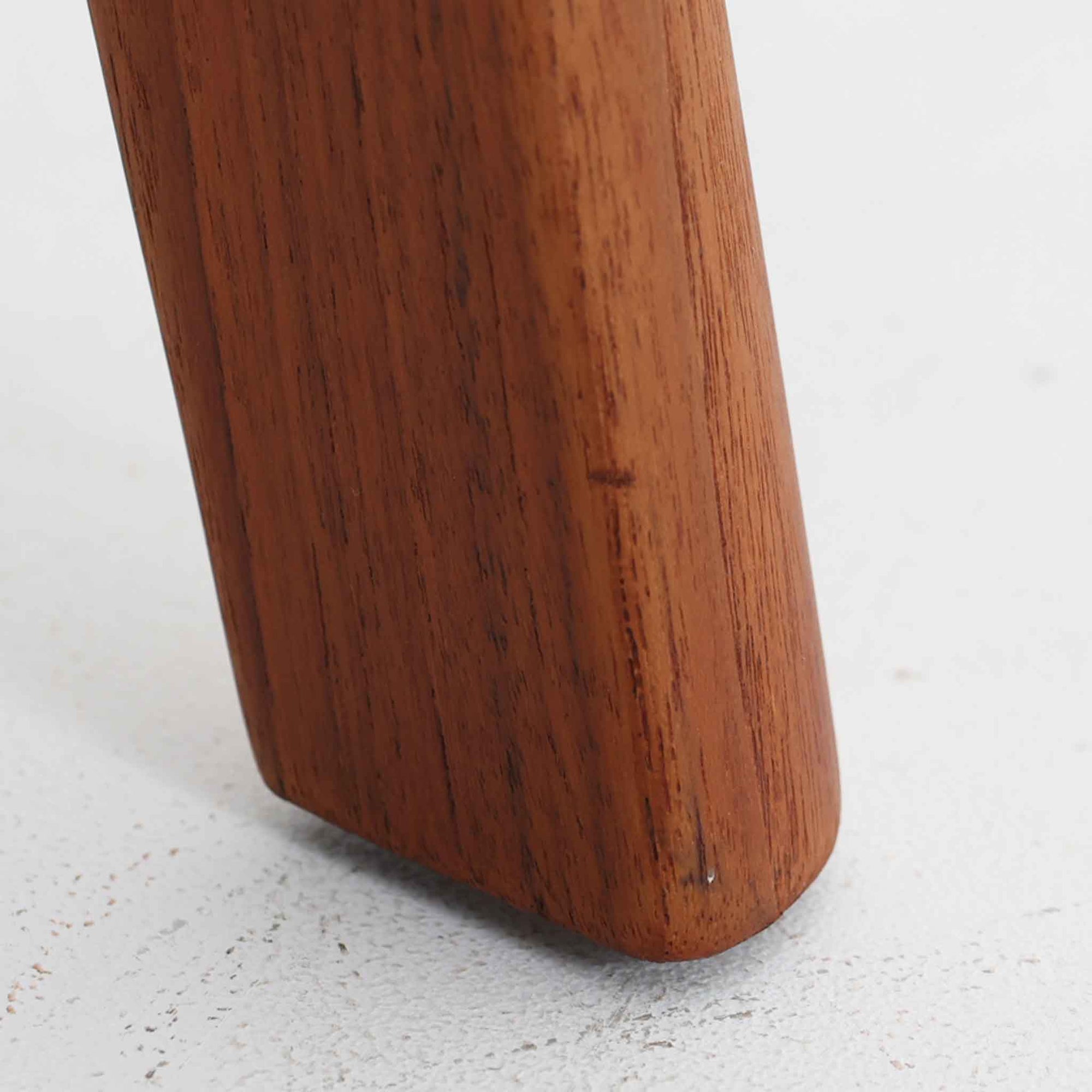 オーレ・ヴァンシャーがデザインしたModel 166/169は、デンマークのFrance &amp; Son社製によるシングルソファです。チーク無垢材を用いた滑らかなアームラインと、しっかりとした安定感のある構造が魅力的な一台。クッションはオリジナルのまま綺麗な状態を保っており、弊社では張替を行っておりませんが、張地は深みのあるグリーン系ファブリックに近年張り替えられたものと推測されます。内部にはスプリングを使用しておらず、控えめながらも上品な佇まいは、読書やくつろぎの時間にぴったり。使い込むほどにチーク材の味わいが深まり、ビンテージならではの風合いをお楽しみいただけます。