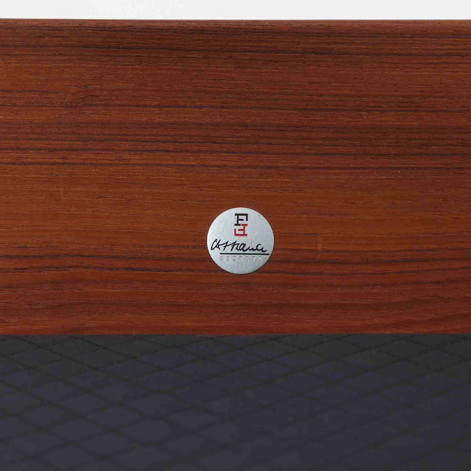 オーレ・ヴァンシャーがデザインしたModel 166/169は、デンマークのFrance &amp; Son社製によるシングルソファです。チーク無垢材を用いた滑らかなアームラインと、しっかりとした安定感のある構造が魅力的な一台。クッションはオリジナルのまま綺麗な状態を保っており、弊社では張替を行っておりませんが、張地は深みのあるグリーン系ファブリックに近年張り替えられたものと推測されます。内部にはスプリングを使用しておらず、控えめながらも上品な佇まいは、読書やくつろぎの時間にぴったり。使い込むほどにチーク材の味わいが深まり、ビンテージならではの風合いをお楽しみいただけます。