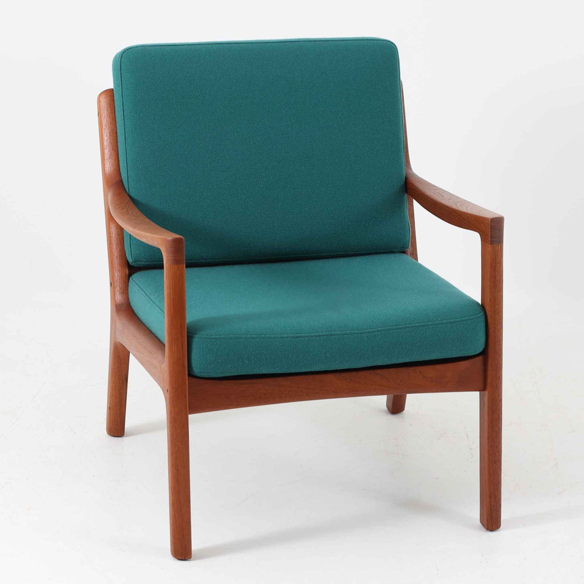 オーレ・ヴァンシャーがデザインしたModel 166/169は、デンマークのFrance &amp; Son社製によるシングルソファです。チーク無垢材を用いた滑らかなアームラインと、しっかりとした安定感のある構造が魅力的な一台。クッションはオリジナルのまま綺麗な状態を保っており、弊社では張替を行っておりませんが、張地は深みのあるグリーン系ファブリックに近年張り替えられたものと推測されます。内部にはスプリングを使用しておらず、控えめながらも上品な佇まいは、読書やくつろぎの時間にぴったり。使い込むほどにチーク材の味わいが深まり、ビンテージならではの風合いをお楽しみいただけます。