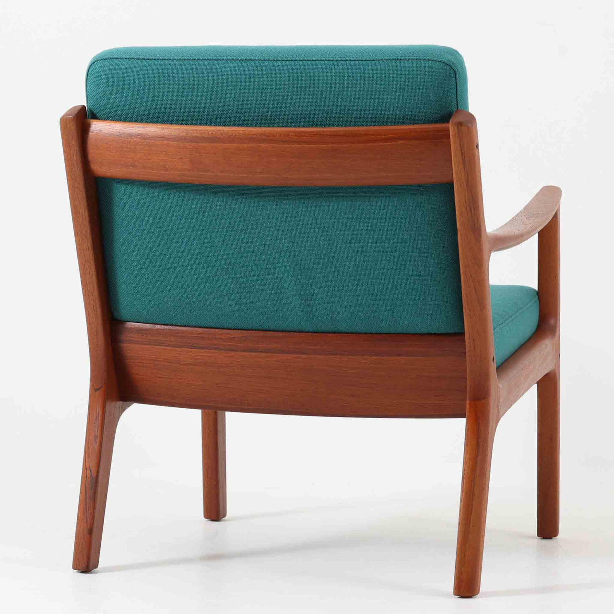 オーレ・ヴァンシャーがデザインしたModel 166/169は、デンマークのFrance &amp; Son社製によるシングルソファです。チーク無垢材を用いた滑らかなアームラインと、しっかりとした安定感のある構造が魅力的な一台。クッションはオリジナルのまま綺麗な状態を保っており、弊社では張替を行っておりませんが、張地は深みのあるグリーン系ファブリックに近年張り替えられたものと推測されます。内部にはスプリングを使用しておらず、控えめながらも上品な佇まいは、読書やくつろぎの時間にぴったり。使い込むほどにチーク材の味わいが深まり、ビンテージならではの風合いをお楽しみいただけます。