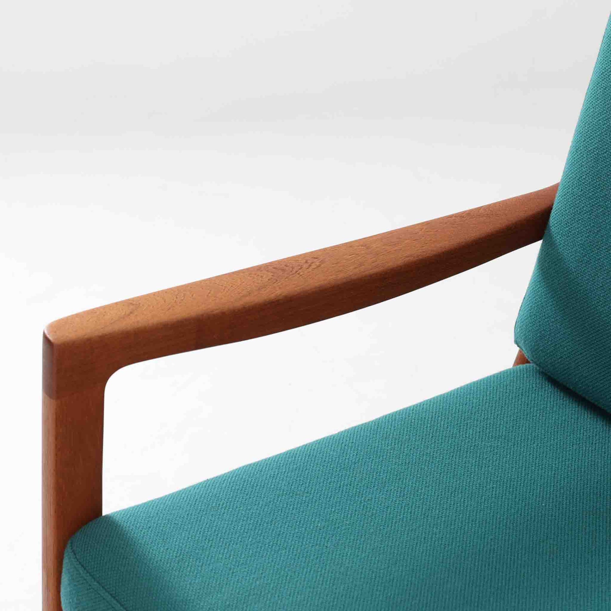 オーレ・ヴァンシャーがデザインしたModel 166/169は、デンマークのFrance &amp; Son社製によるシングルソファです。チーク無垢材を用いた滑らかなアームラインと、しっかりとした安定感のある構造が魅力的な一台。クッションはオリジナルのまま綺麗な状態を保っており、弊社では張替を行っておりませんが、張地は深みのあるグリーン系ファブリックに近年張り替えられたものと推測されます。内部にはスプリングを使用しておらず、控えめながらも上品な佇まいは、読書やくつろぎの時間にぴったり。使い込むほどにチーク材の味わいが深まり、ビンテージならではの風合いをお楽しみいただけます。