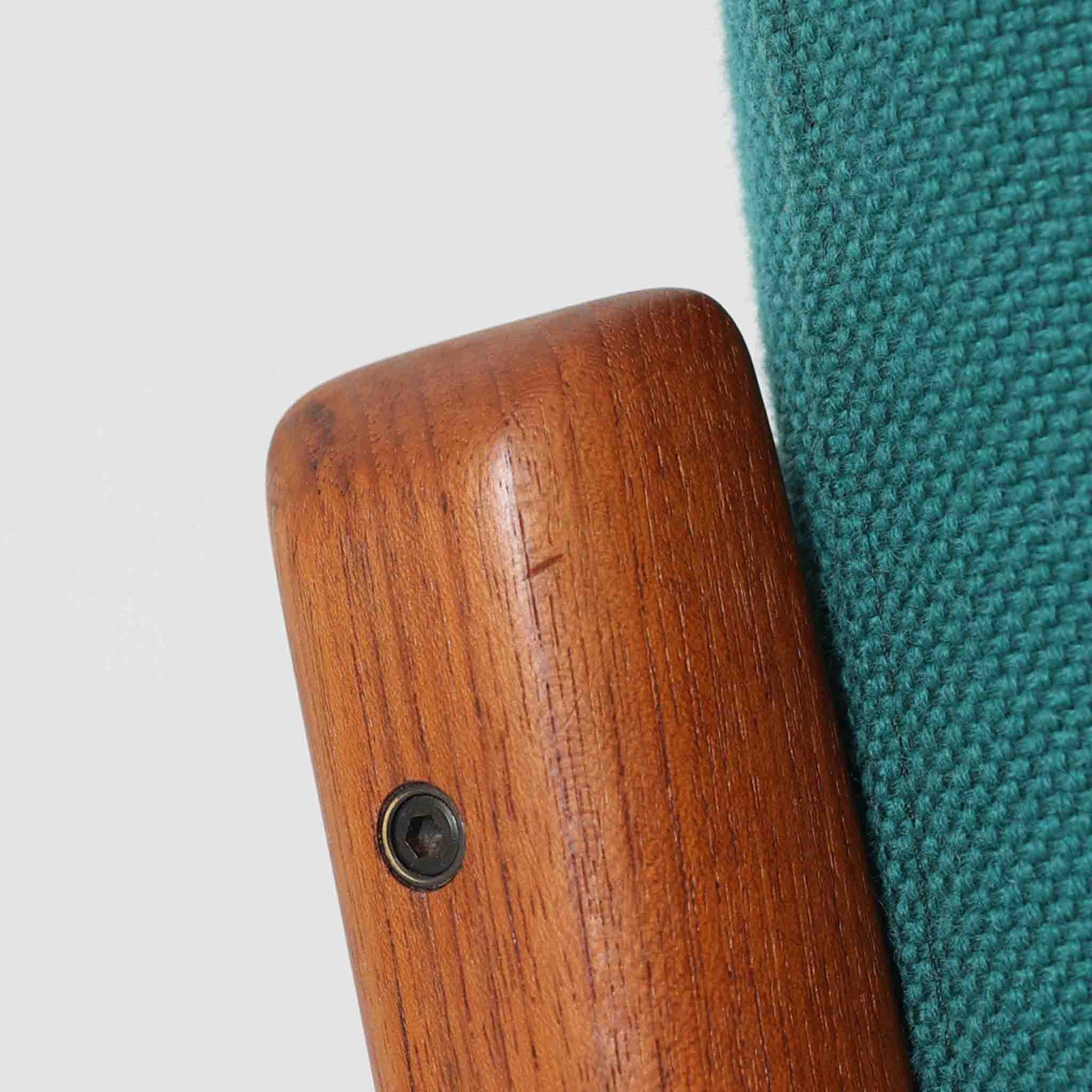 オーレ・ヴァンシャーがデザインしたModel 166/169は、デンマークのFrance &amp; Son社製によるシングルソファです。チーク無垢材を用いた滑らかなアームラインと、しっかりとした安定感のある構造が魅力的な一台。クッションはオリジナルのまま綺麗な状態を保っており、弊社では張替を行っておりませんが、張地は深みのあるグリーン系ファブリックに近年張り替えられたものと推測されます。内部にはスプリングを使用しておらず、控えめながらも上品な佇まいは、読書やくつろぎの時間にぴったり。使い込むほどにチーク材の味わいが深まり、ビンテージならではの風合いをお楽しみいただけます。