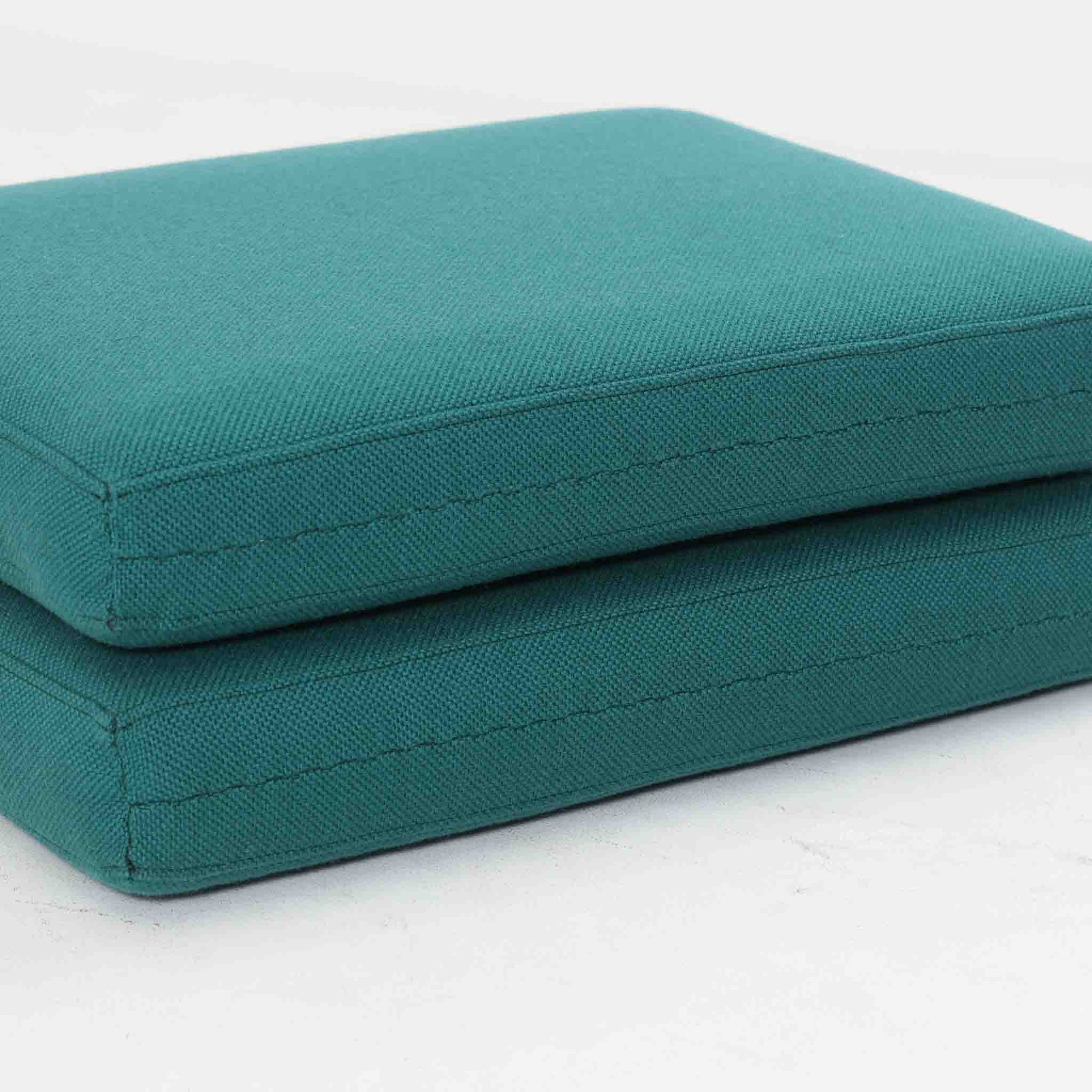 オーレ・ヴァンシャーがデザインしたModel 166/169は、デンマークのFrance &amp; Son社製によるシングルソファです。チーク無垢材を用いた滑らかなアームラインと、しっかりとした安定感のある構造が魅力的な一台。クッションはオリジナルのまま綺麗な状態を保っており、弊社では張替を行っておりませんが、張地は深みのあるグリーン系ファブリックに近年張り替えられたものと推測されます。内部にはスプリングを使用しておらず、控えめながらも上品な佇まいは、読書やくつろぎの時間にぴったり。使い込むほどにチーク材の味わいが深まり、ビンテージならではの風合いをお楽しみいただけます。