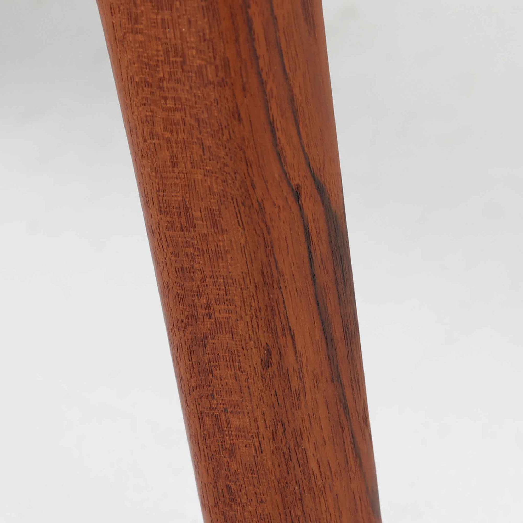 オーレ・ヴァンシャーがデザインしたModel 166/169は、デンマークのFrance &amp; Son社製によるシングルソファです。チーク無垢材を用いた滑らかなアームラインと、しっかりとした安定感のある構造が魅力的な一台。クッションはオリジナルのまま綺麗な状態を保っており、弊社では張替を行っておりませんが、張地は深みのあるグリーン系ファブリックに近年張り替えられたものと推測されます。内部にはスプリングを使用しておらず、控えめながらも上品な佇まいは、読書やくつろぎの時間にぴったり。使い込むほどにチーク材の味わいが深まり、ビンテージならではの風合いをお楽しみいただけます。