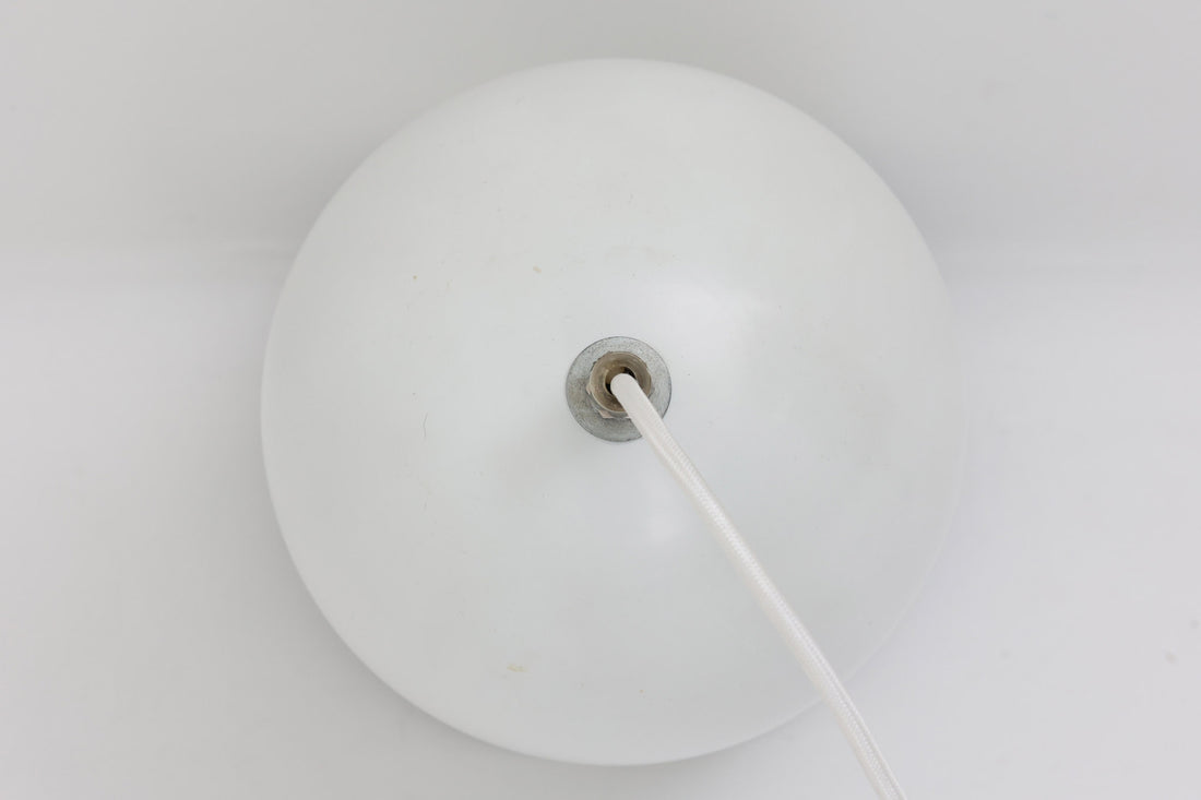こちらは、北欧で買い付けたペンダントライトで、かつてイギリスのThorn EmI（ソーン・EmI）社が製造していた照明です。Thorn EmIは、照明業界で広く知られる企業で、特に商業用および公共の照明ソリューションを提供していたことで有名です。Thorn Lightingは1950年代から世界中で照明機器を製造しており、その製品は高い評価を受けていました。この照明はホワイトだけでなく、ゴールドのモデルも存在していたようです。シンプルでありながら可愛らしいデザインが特徴で、実際に北欧の家庭で使用されていた物です。