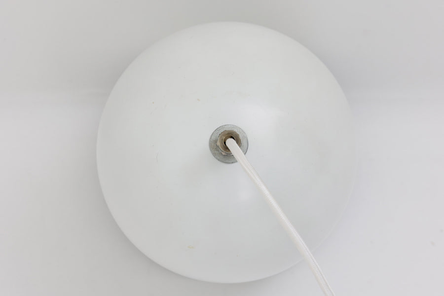 こちらは、北欧で買い付けたペンダントライトで、かつてイギリスのThorn EmI（ソーン・EmI）社が製造していた照明です。Thorn EmIは、照明業界で広く知られる企業で、特に商業用および公共の照明ソリューションを提供していたことで有名です。Thorn Lightingは1950年代から世界中で照明機器を製造しており、その製品は高い評価を受けていました。この照明はホワイトだけでなく、ゴールドのモデルも存在していたようです。シンプルでありながら可愛らしいデザインが特徴で、実際に北欧の家庭で使用されていた物です。
