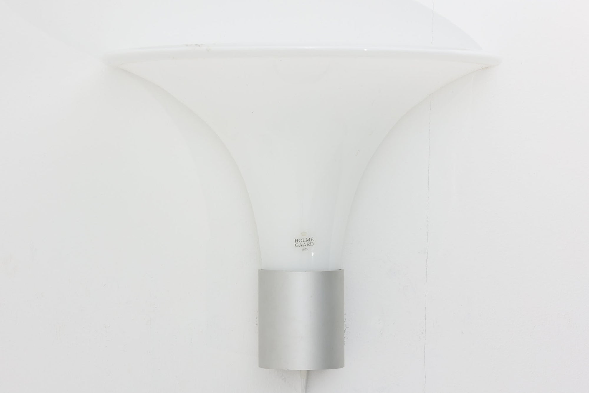 北欧より買い付けました。michael Bangを代表する「mandarin」の中で珍しい壁掛けタイプです。2展開のサイズ展開があった様ですが、こちらは大きいサイズの物。乳白色ガラスならではの優しい光が魅力的です。本製品には、取り付け部の下側にカバーがあるタイプとないタイプがありますが、こちらはアルミ部分に穴が開いており、そこをコードが通るデザインで、アルミにカバーがないタイプです。