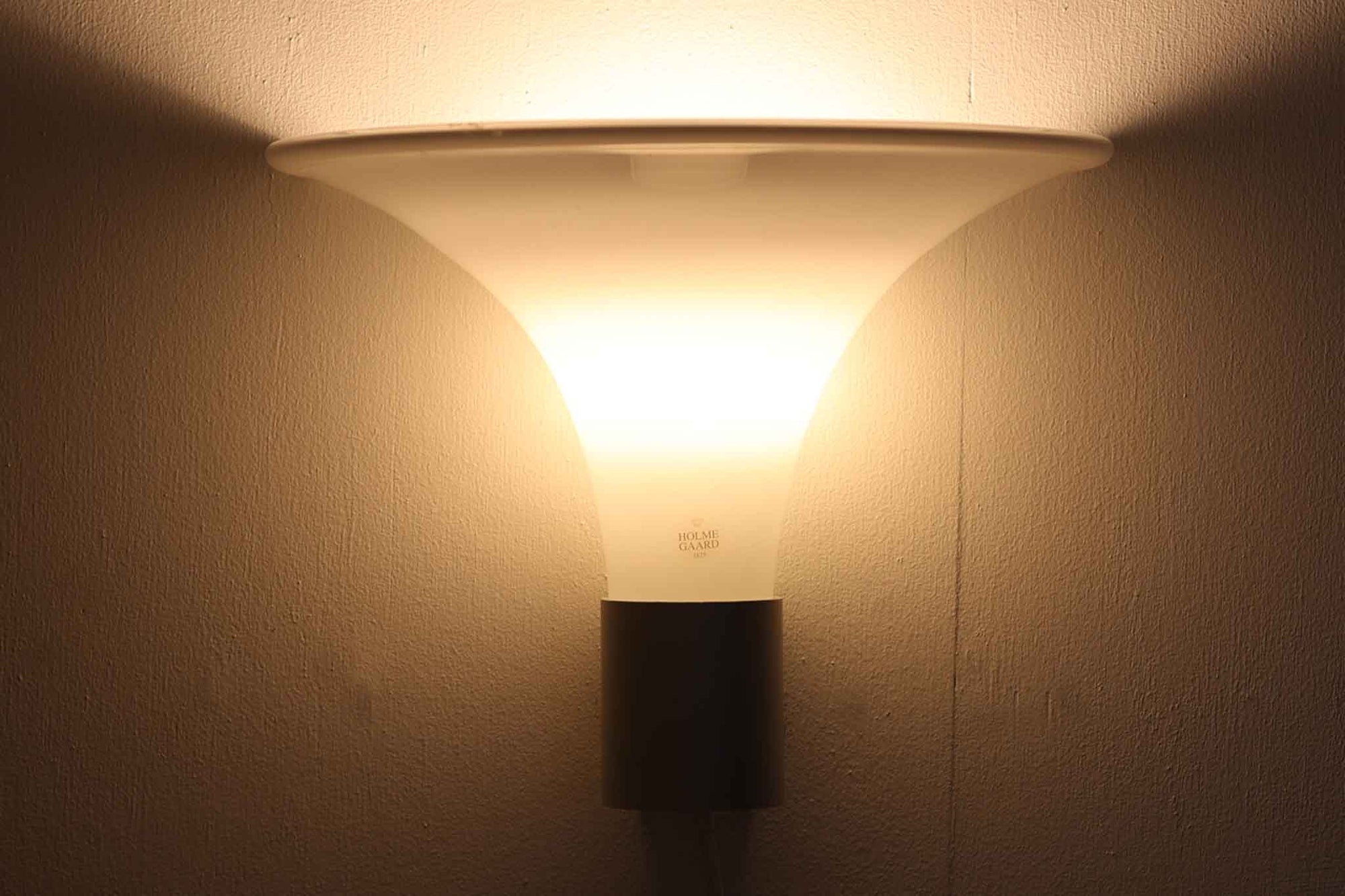 北欧より買い付けました。michael Bangを代表する「mandarin」の中で珍しい壁掛けタイプです。2展開のサイズ展開があった様ですが、こちらは大きいサイズの物。乳白色ガラスならではの優しい光が魅力的です。本製品には、取り付け部の下側にカバーがあるタイプとないタイプがありますが、こちらはアルミ部分に穴が開いており、そこをコードが通るデザインで、アルミにカバーがないタイプです。