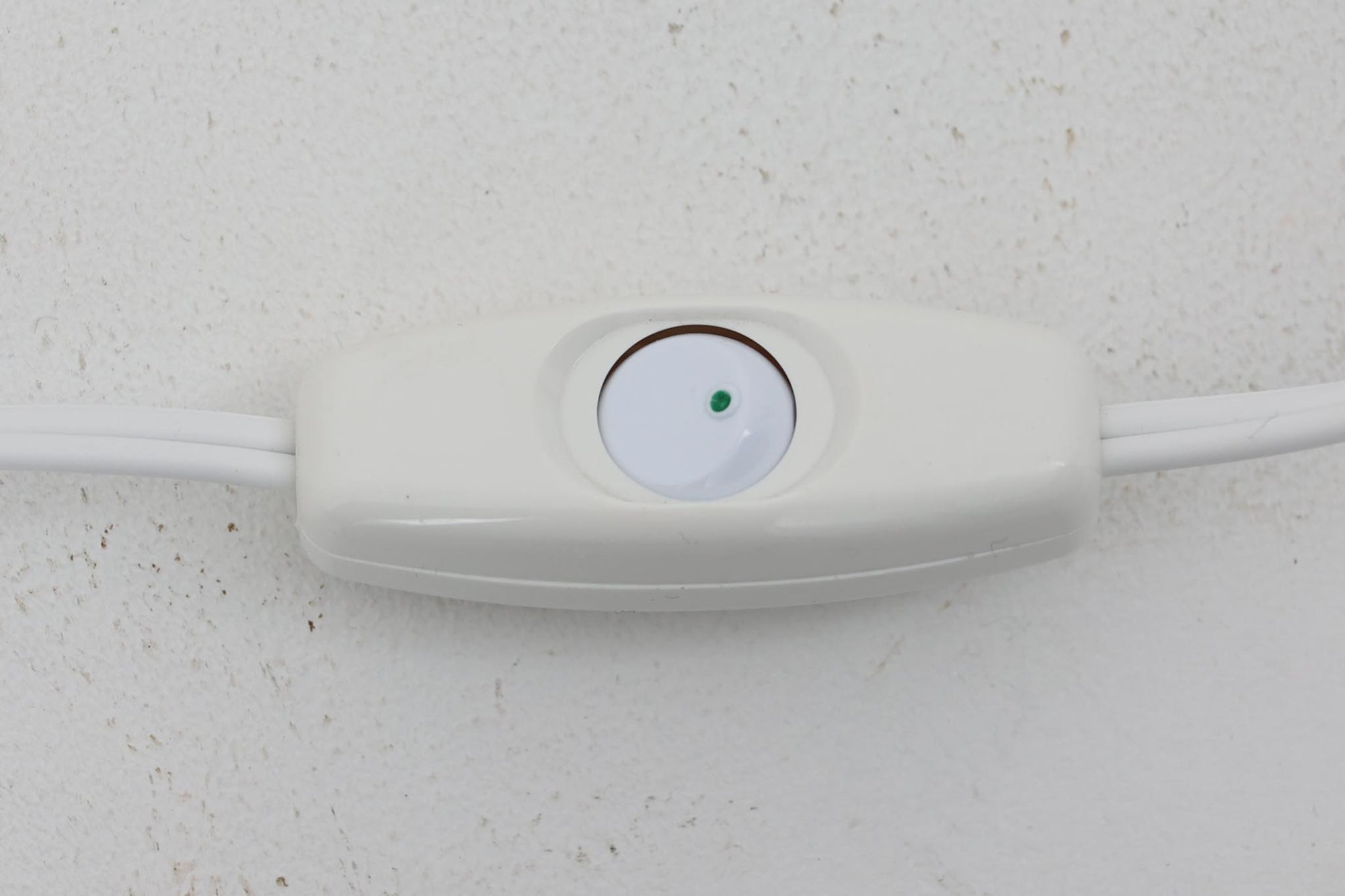 北欧より買い付けました。michael Bangを代表する「mandarin」の中で珍しい壁掛けタイプです。2展開のサイズ展開があった様ですが、こちらは大きいサイズの物。乳白色ガラスならではの優しい光が魅力的です。本製品には、取り付け部の下側にカバーがあるタイプとないタイプがありますが、こちらはアルミ部分に穴が開いており、そこをコードが通るデザインで、アルミにカバーがないタイプです。