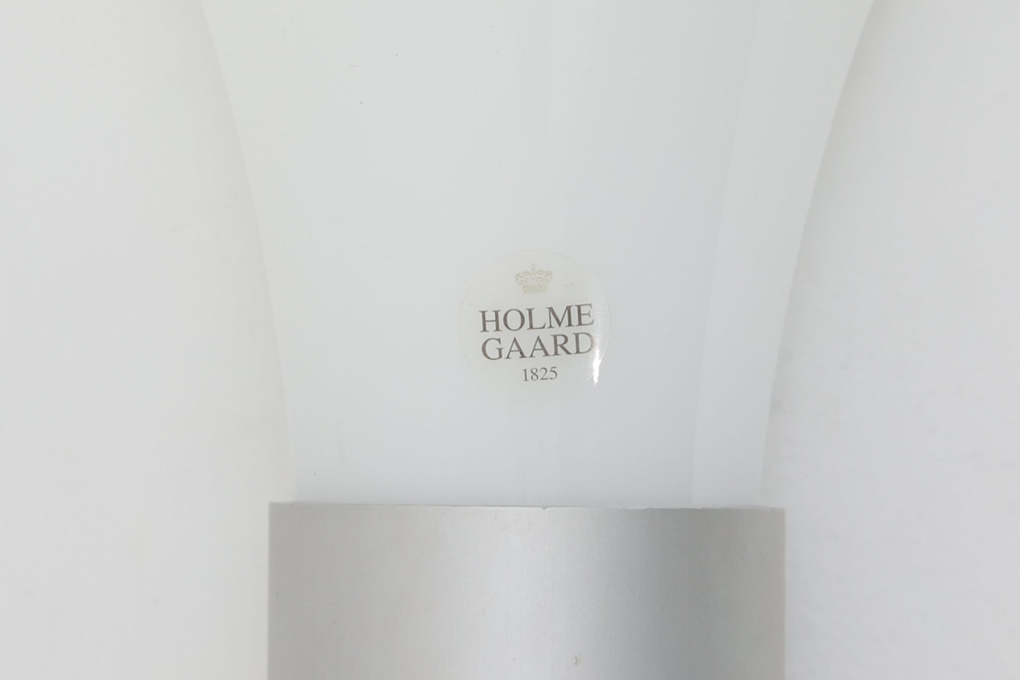 北欧より買い付けました。michael Bangを代表する「mandarin」の中で珍しい壁掛けタイプです。2展開のサイズ展開があった様ですが、こちらは大きいサイズの物。乳白色ガラスならではの優しい光が魅力的です。本製品には、取り付け部の下側にカバーがあるタイプとないタイプがありますが、こちらはアルミ部分に穴が開いており、そこをコードが通るデザインで、アルミにカバーがないタイプです。