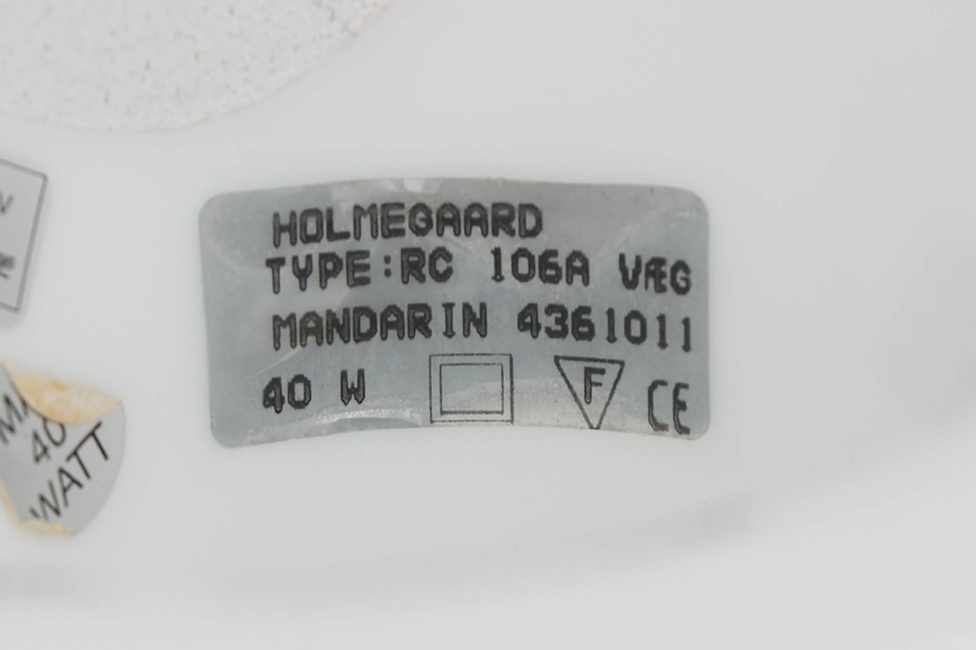 北欧より買い付けました。michael Bangを代表する「mandarin」の中で珍しい壁掛けタイプです。2展開のサイズ展開があった様ですが、こちらは大きいサイズの物。乳白色ガラスならではの優しい光が魅力的です。本製品には、取り付け部の下側にカバーがあるタイプとないタイプがありますが、こちらはアルミ部分に穴が開いており、そこをコードが通るデザインで、アルミにカバーがないタイプです。