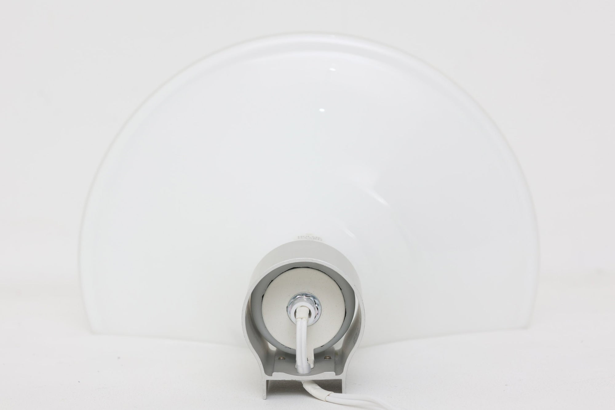 北欧より買い付けました。michael Bangを代表する「mandarin」の中で珍しい壁掛けタイプです。2展開のサイズ展開があった様ですが、こちらは大きいサイズの物。乳白色ガラスならではの優しい光が魅力的です。本製品には、取り付け部の下側にカバーがあるタイプとないタイプがありますが、こちらはアルミ部分に穴が開いており、そこをコードが通るデザインで、アルミにカバーがないタイプです。