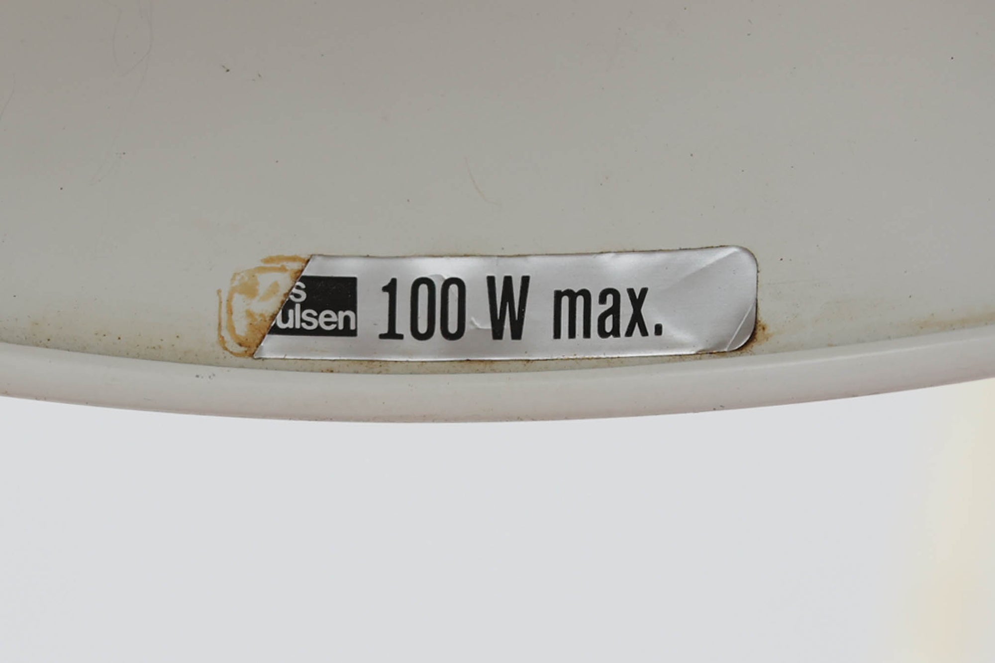 デンマークより買い付けたLouis Poulsen社製のデスクランプです。現行品では販売されていない希少なモデルで、シンプルながら機能的なデザインが特徴です。クランプタイプのため、置く場所を選ばず使用可能。最大板厚5cmまでの場所に取り付けることができるため、デスクやテーブルにしっかり固定してお使いいただけます。アーム部分は可動式で、光の角度を自由に調整できる設計になっており、デスクワークや読書、細かい作業にも最適です。ビンテージ品ならではの風合いが魅力的で、使い込まれたスチールの質感が独特の味わいを醸し出しています。