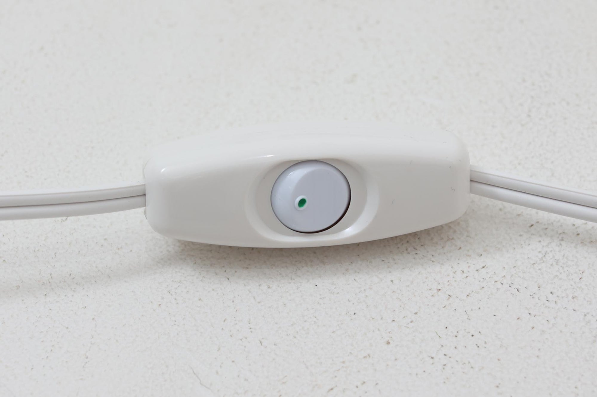 デンマークより買い付けたLouis Poulsen社製のデスクランプです。現行品では販売されていない希少なモデルで、シンプルながら機能的なデザインが特徴です。クランプタイプのため、置く場所を選ばず使用可能。最大板厚5cmまでの場所に取り付けることができるため、デスクやテーブルにしっかり固定してお使いいただけます。アーム部分は可動式で、光の角度を自由に調整できる設計になっており、デスクワークや読書、細かい作業にも最適です。ビンテージ品ならではの風合いが魅力的で、使い込まれたスチールの質感が独特の味わいを醸し出しています。