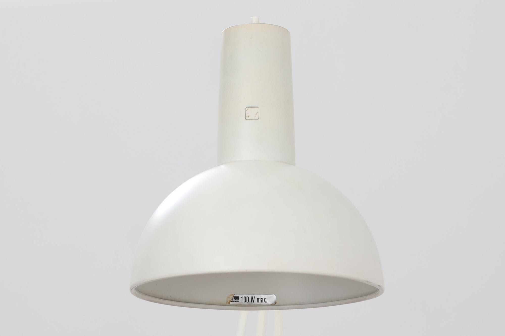 デンマークより買い付けたLouis Poulsen社製のデスクランプです。現行品では販売されていない希少なモデルで、シンプルながら機能的なデザインが特徴です。クランプタイプのため、置く場所を選ばず使用可能。最大板厚5cmまでの場所に取り付けることができるため、デスクやテーブルにしっかり固定してお使いいただけます。アーム部分は可動式で、光の角度を自由に調整できる設計になっており、デスクワークや読書、細かい作業にも最適です。ビンテージ品ならではの風合いが魅力的で、使い込まれたスチールの質感が独特の味わいを醸し出しています。