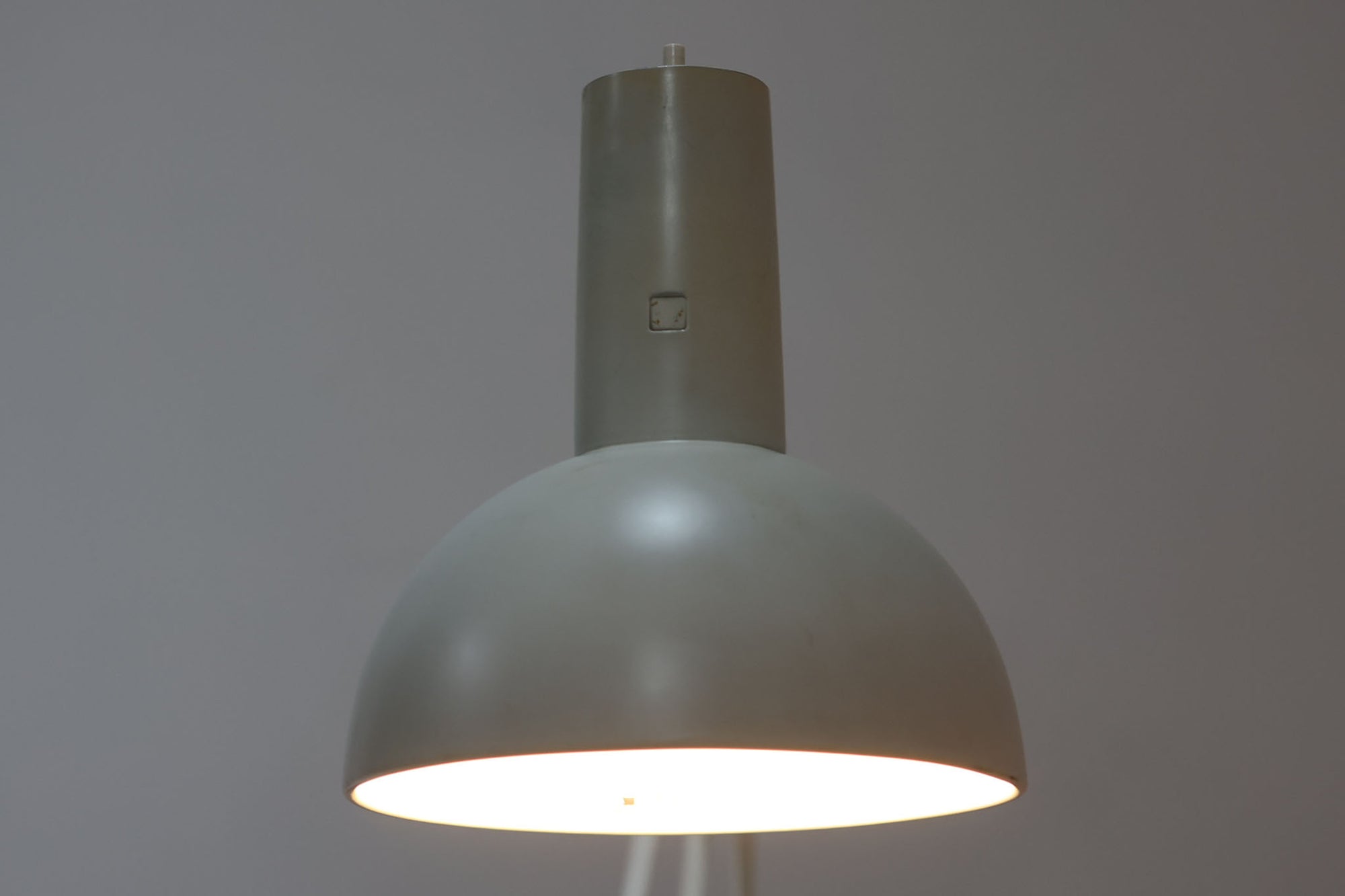 デンマークより買い付けたLouis Poulsen社製のデスクランプです。現行品では販売されていない希少なモデルで、シンプルながら機能的なデザインが特徴です。クランプタイプのため、置く場所を選ばず使用可能。最大板厚5cmまでの場所に取り付けることができるため、デスクやテーブルにしっかり固定してお使いいただけます。アーム部分は可動式で、光の角度を自由に調整できる設計になっており、デスクワークや読書、細かい作業にも最適です。ビンテージ品ならではの風合いが魅力的で、使い込まれたスチールの質感が独特の味わいを醸し出しています。