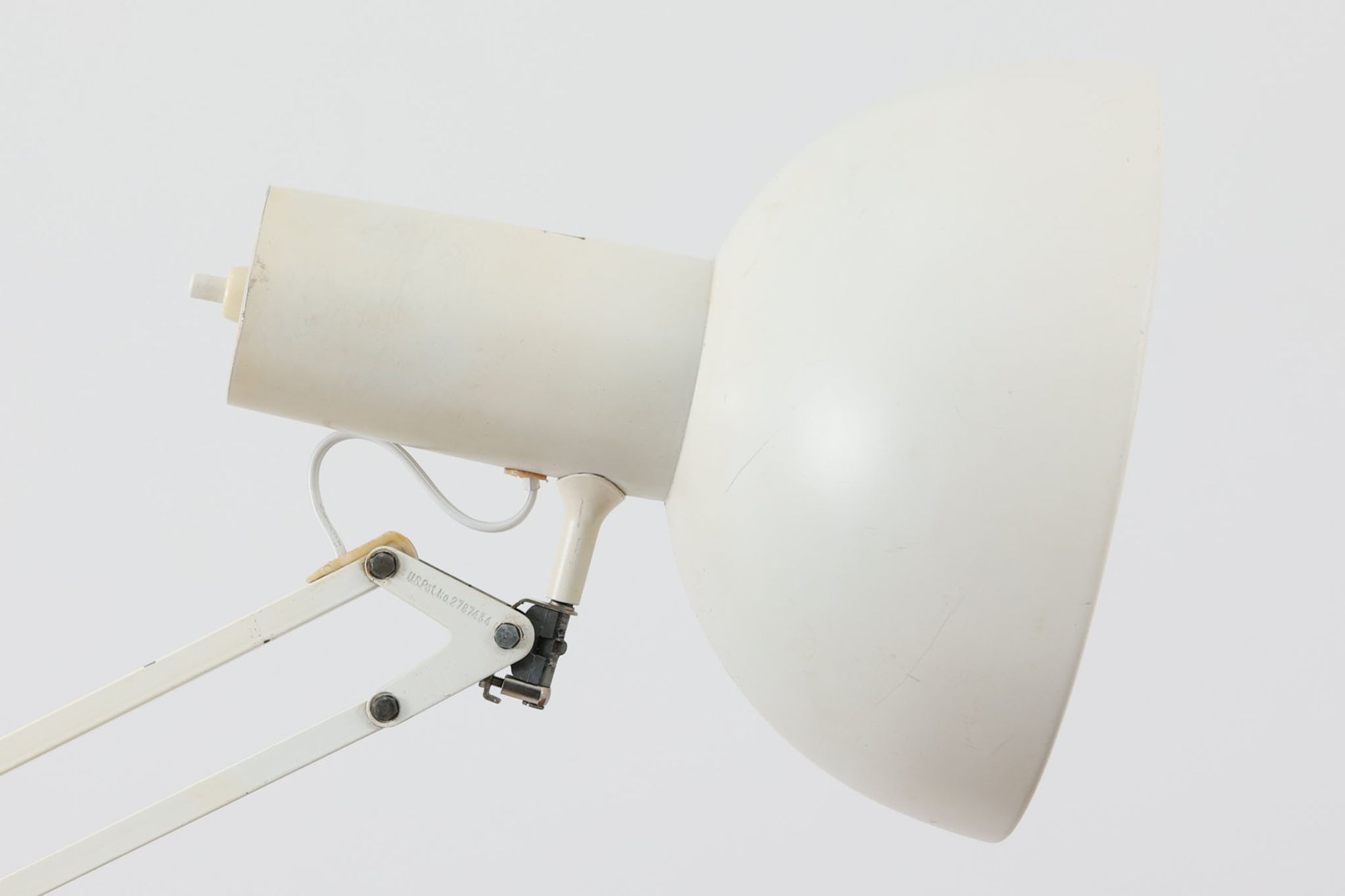 デンマークより買い付けたLouis Poulsen社製のデスクランプです。現行品では販売されていない希少なモデルで、シンプルながら機能的なデザインが特徴です。クランプタイプのため、置く場所を選ばず使用可能。最大板厚5cmまでの場所に取り付けることができるため、デスクやテーブルにしっかり固定してお使いいただけます。アーム部分は可動式で、光の角度を自由に調整できる設計になっており、デスクワークや読書、細かい作業にも最適です。ビンテージ品ならではの風合いが魅力的で、使い込まれたスチールの質感が独特の味わいを醸し出しています。