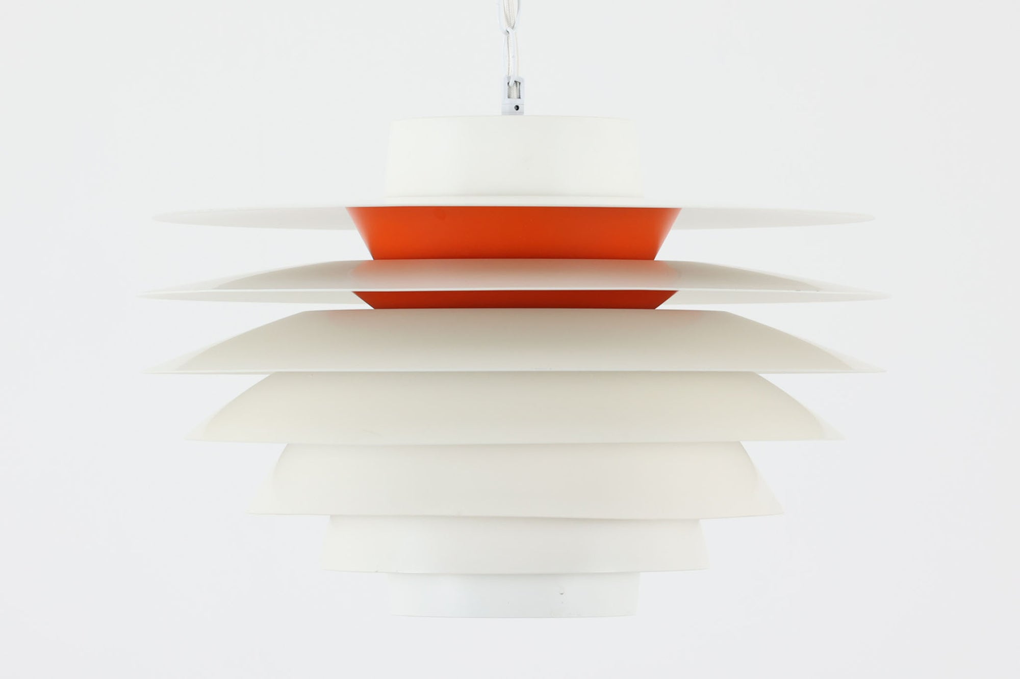 デンマークより買い付けた、Svend middelboe（スヴェン・ミデルボー）デザインの「Velona（ヴェローナ）」です。角度の異なる複数のシェードが、見た目だけでなく美しい光のグラデーションを演出します。北欧照明を代表するデザインで、2020年にLYFAによって復刻されましたが、こちらはNordisk Solar社で生産された希少な当時のモデルで、中心部がオレンジ色に塗装されています。また、直径が48cmと大きく存在感がございます。なお、現行品は内部が白色塗装となっており、現行品の定価は為替レートにより変動しますが、おおよそ20〜25万円程度です