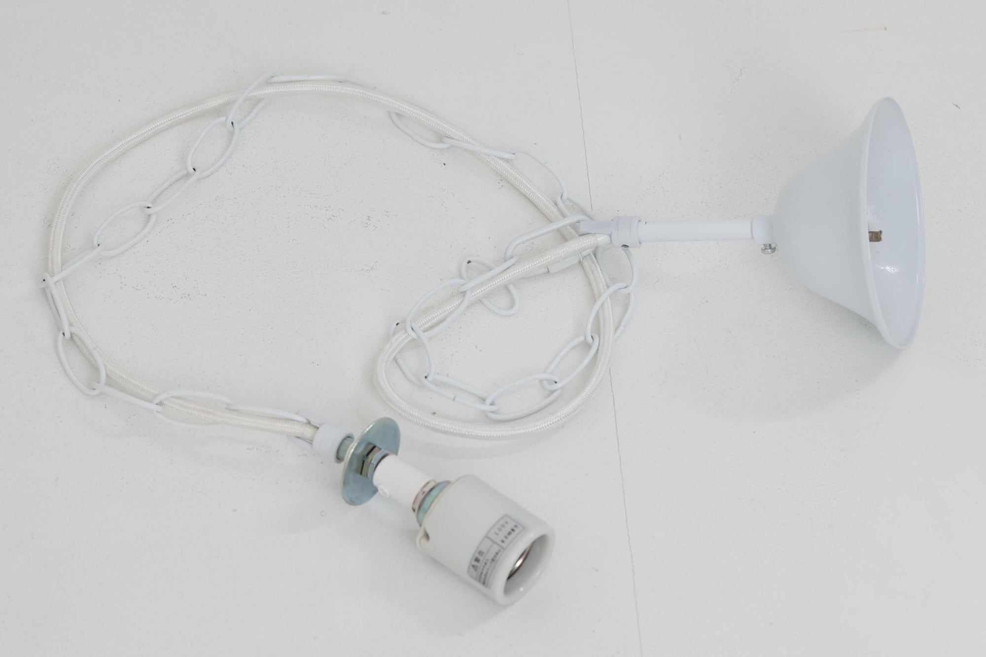 デンマークより買い付けた、Svend middelboe（スヴェン・ミデルボー）デザインの「Velona（ヴェローナ）」です。角度の異なる複数のシェードが、見た目だけでなく美しい光のグラデーションを演出します。北欧照明を代表するデザインで、2020年にLYFAによって復刻されましたが、こちらはNordisk Solar社で生産された希少な当時のモデルで、中心部がオレンジ色に塗装されています。また、直径が48cmと大きく存在感がございます。なお、現行品は内部が白色塗装となっており、現行品の定価は為替レートにより変動しますが、おおよそ20〜25万円程度です