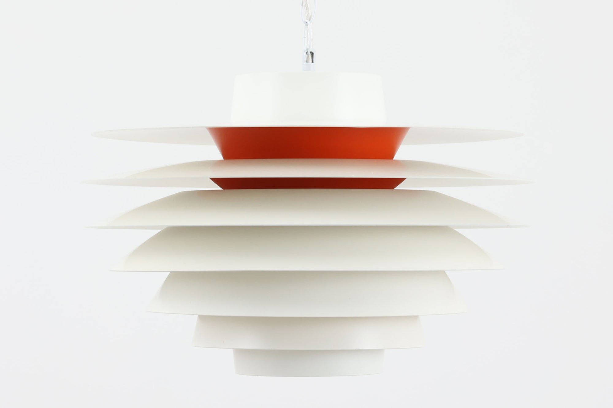 デンマークより買い付けた、Svend middelboe（スヴェン・ミデルボー）デザインの「Velona（ヴェローナ）」です。角度の異なる複数のシェードが、見た目だけでなく美しい光のグラデーションを演出します。北欧照明を代表するデザインで、2020年にLYFAによって復刻されましたが、こちらはNordisk Solar社で生産された希少な当時のモデルで、中心部がオレンジ色に塗装されています。現行品は内部が白色塗装となっており、現行品の定価はレートにより変動しますが、おおよそ20〜25万円程度です