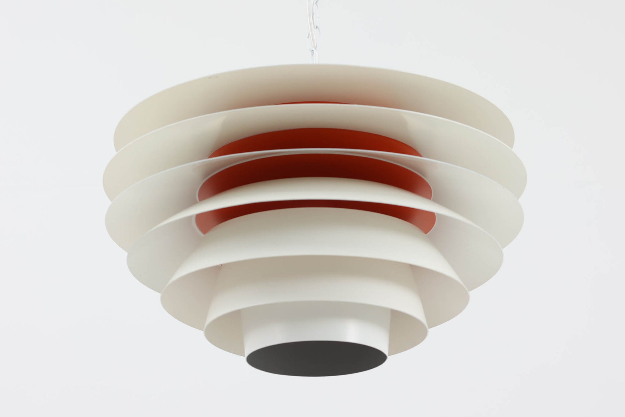 デンマークより買い付けた、Svend middelboe（スヴェン・ミデルボー）デザインの「Velona（ヴェローナ）」です。角度の異なる複数のシェードが、見た目だけでなく美しい光のグラデーションを演出します。北欧照明を代表するデザインで、2020年にLYFAによって復刻されましたが、こちらはNordisk Solar社で生産された希少な当時のモデルで、中心部がオレンジ色に塗装されています。現行品は内部が白色塗装となっており、現行品の定価はレートにより変動しますが、おおよそ20〜25万円程度です