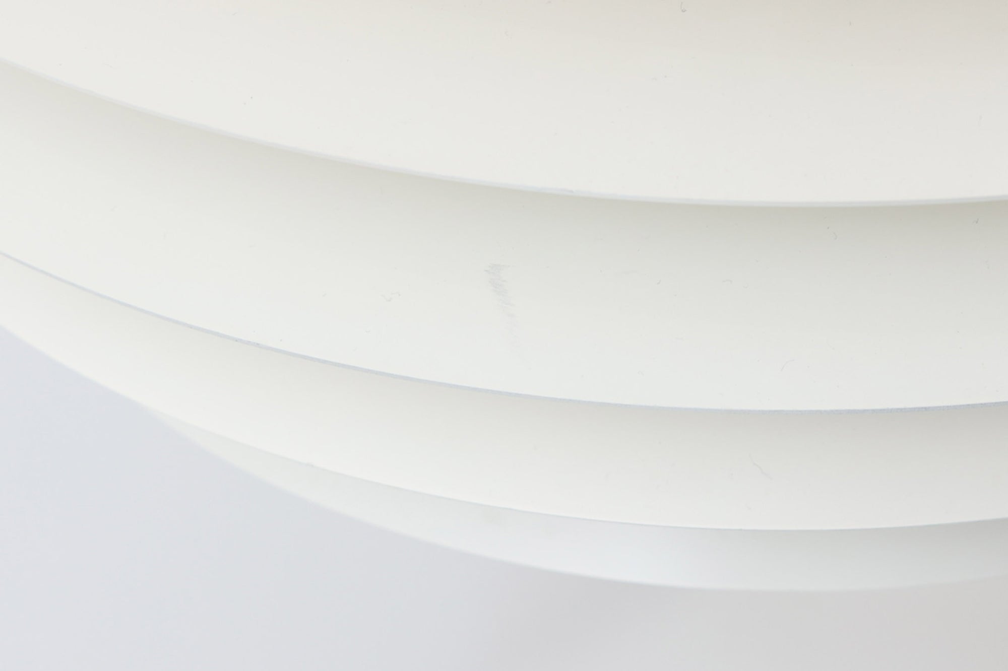 デンマークより買い付けた、Svend middelboe（スヴェン・ミデルボー）デザインの「Velona（ヴェローナ）」です。角度の異なる複数のシェードが、見た目だけでなく美しい光のグラデーションを演出します。北欧照明を代表するデザインで、2020年にLYFAによって復刻されましたが、こちらはNordisk Solar社で生産された希少な当時のモデルで、中心部がオレンジ色に塗装されています。現行品は内部が白色塗装となっており、現行品の定価はレートにより変動しますが、おおよそ20〜25万円程度です