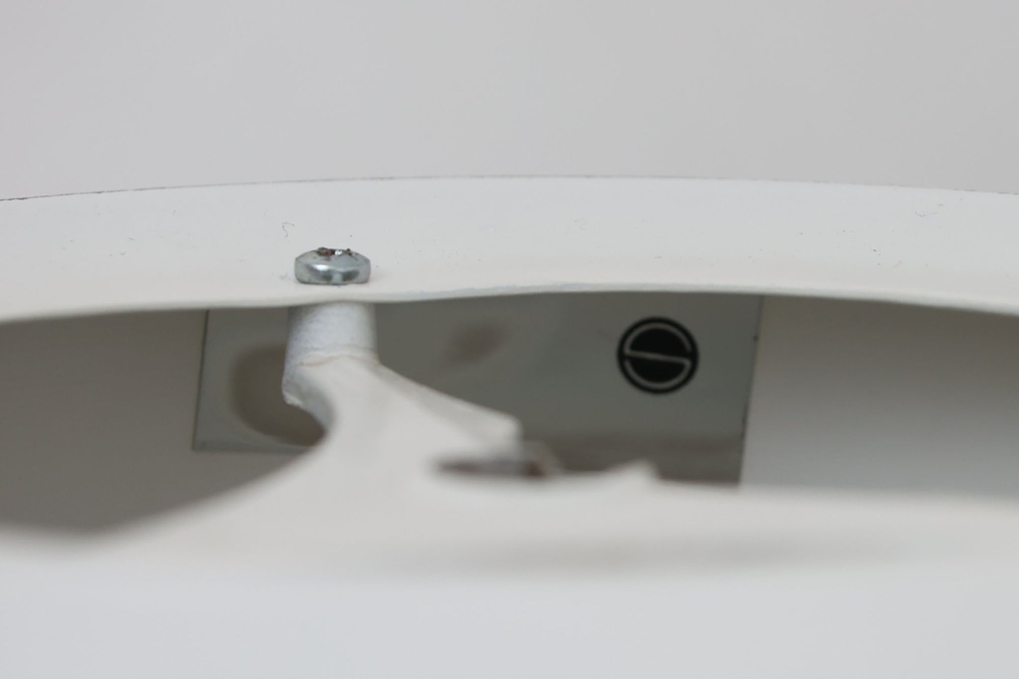 デンマークより買い付けた、Svend middelboe（スヴェン・ミデルボー）デザインの「Velona（ヴェローナ）」です。角度の異なる複数のシェードが、見た目だけでなく美しい光のグラデーションを演出します。北欧照明を代表するデザインで、2020年にLYFAによって復刻されましたが、こちらはNordisk Solar社で生産された希少な当時のモデルで、中心部がオレンジ色に塗装されています。現行品は内部が白色塗装となっており、現行品の定価はレートにより変動しますが、おおよそ20〜25万円程度です