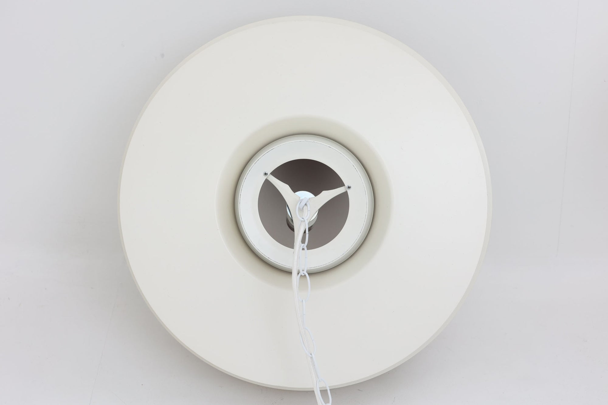 デンマークより買い付けた、Svend middelboe（スヴェン・ミデルボー）デザインの「Velona（ヴェローナ）」です。角度の異なる複数のシェードが、見た目だけでなく美しい光のグラデーションを演出します。北欧照明を代表するデザインで、2020年にLYFAによって復刻されましたが、こちらはNordisk Solar社で生産された希少な当時のモデルで、中心部がオレンジ色に塗装されています。現行品は内部が白色塗装となっており、現行品の定価はレートにより変動しますが、おおよそ20〜25万円程度です