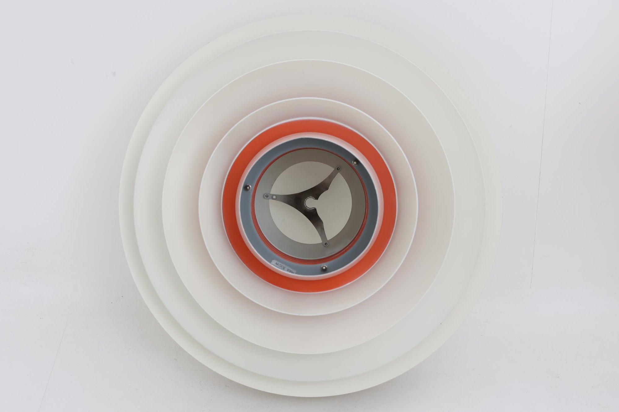 デンマークより買い付けた、Svend middelboe（スヴェン・ミデルボー）デザインの「Velona（ヴェローナ）」です。角度の異なる複数のシェードが、見た目だけでなく美しい光のグラデーションを演出します。北欧照明を代表するデザインで、2020年にLYFAによって復刻されましたが、こちらはNordisk Solar社で生産された希少な当時のモデルで、中心部がオレンジ色に塗装されています。現行品は内部が白色塗装となっており、現行品の定価はレートにより変動しますが、おおよそ20〜25万円程度です