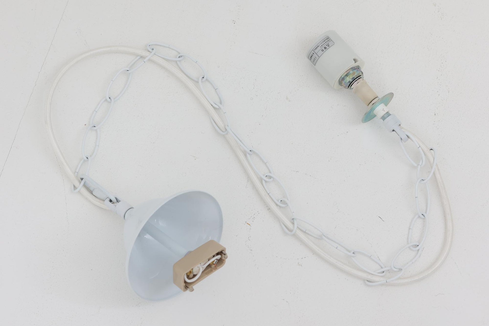 デンマークより買い付けた、Svend middelboe（スヴェン・ミデルボー）デザインの「Velona（ヴェローナ）」です。角度の異なる複数のシェードが、見た目だけでなく美しい光のグラデーションを演出します。北欧照明を代表するデザインで、2020年にLYFAによって復刻されましたが、こちらはNordisk Solar社で生産された希少な当時のモデルで、中心部がオレンジ色に塗装されています。現行品は内部が白色塗装となっており、現行品の定価はレートにより変動しますが、おおよそ20〜25万円程度です