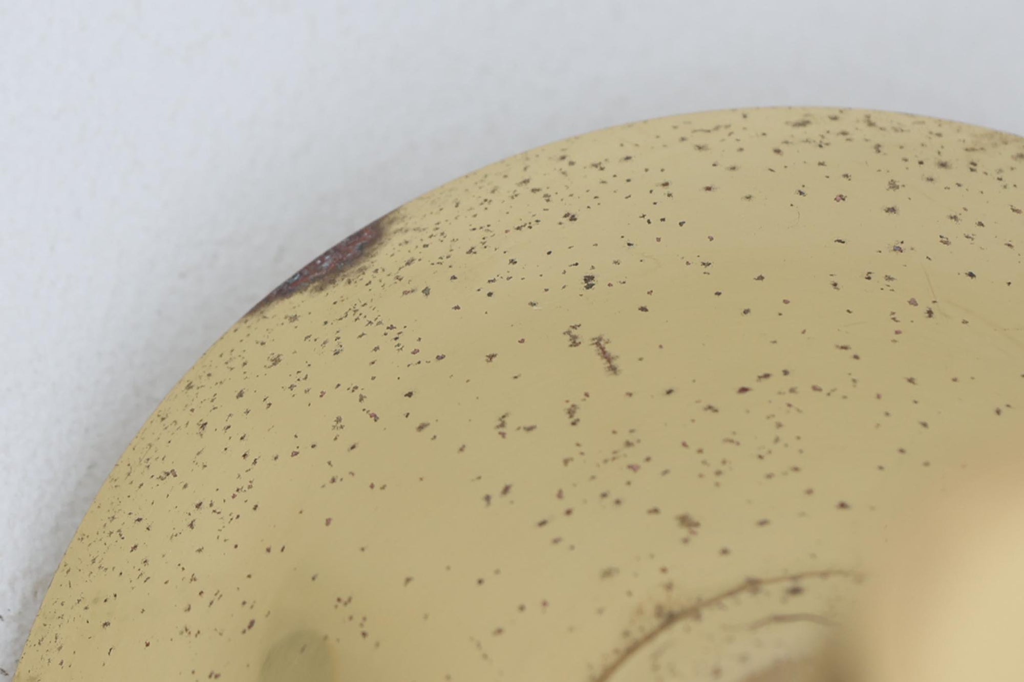 こちらは、Sven mejlstromによってデザインされた1960年代のウォールランプです。Sven mejlstromは、ノルウェーの照明デザイナーとして知られ、シンプルで機能的な美しさを追求したデザインを手掛けました。このランプは、真鍮とクリアガラスを組み合わせた美しいデザインが特徴で、ビンテージ品ならではの風合いが感じられます。大きなボール状のガラスシェードは光を柔らかく拡散し、空間に温かみと上品さを加えます。経年変化による真鍮部分の風合いも、時間を経た美しさを感じさせる魅力的な要素です。シンプルでありながらも印象的なこのウォールランプは、どんなインテリアにも調和し、エレガントなアクセントを与えてくれる一品です。