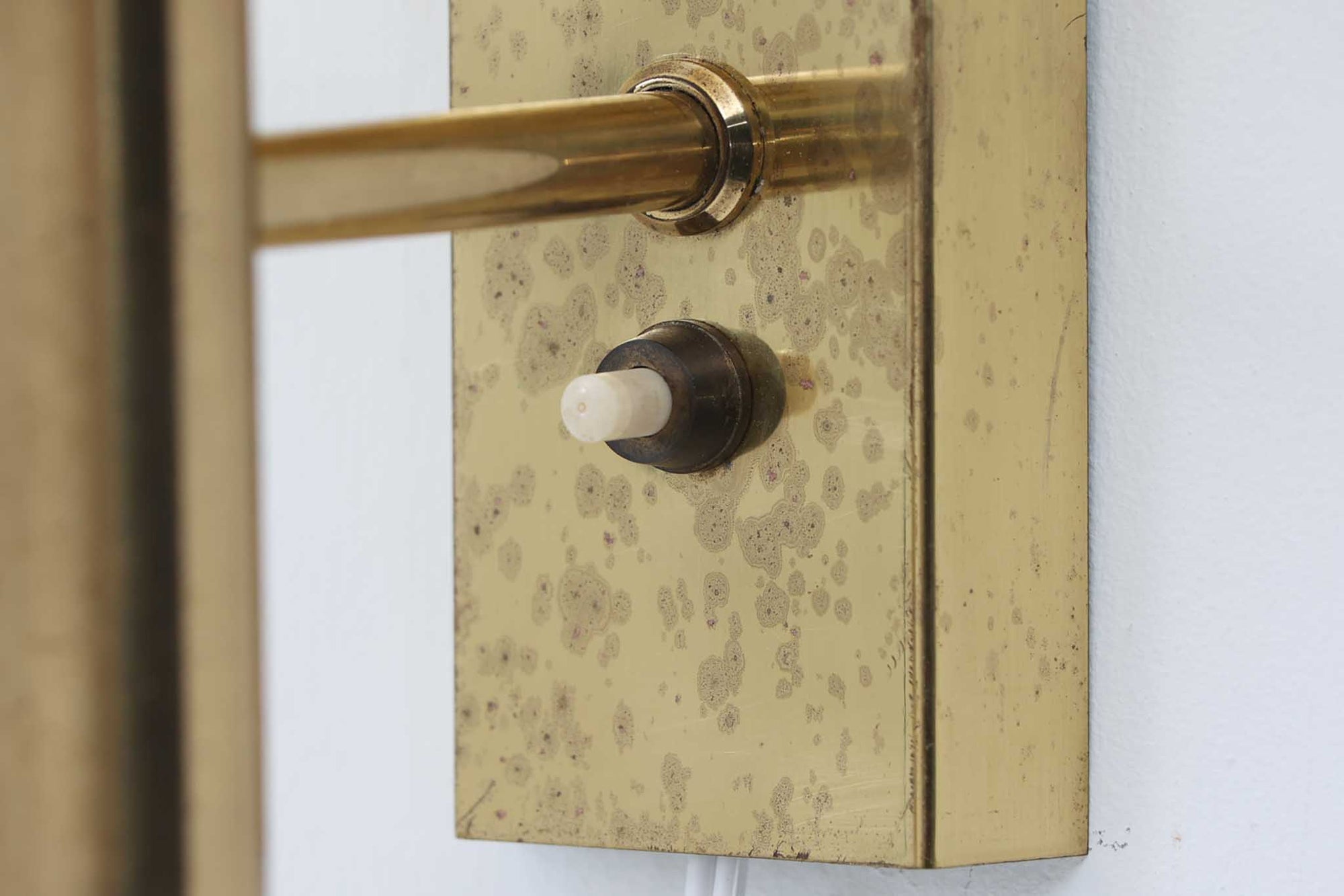 こちらは、Sven mejlstromによってデザインされた1960年代のウォールランプです。Sven mejlstromは、ノルウェーの照明デザイナーとして知られ、シンプルで機能的な美しさを追求したデザインを手掛けました。このランプは、真鍮とクリアガラスを組み合わせた美しいデザインが特徴で、ビンテージ品ならではの風合いが感じられます。大きなボール状のガラスシェードは光を柔らかく拡散し、空間に温かみと上品さを加えます。経年変化による真鍮部分の風合いも、時間を経た美しさを感じさせる魅力的な要素です。シンプルでありながらも印象的なこのウォールランプは、どんなインテリアにも調和し、エレガントなアクセントを与えてくれる一品です。