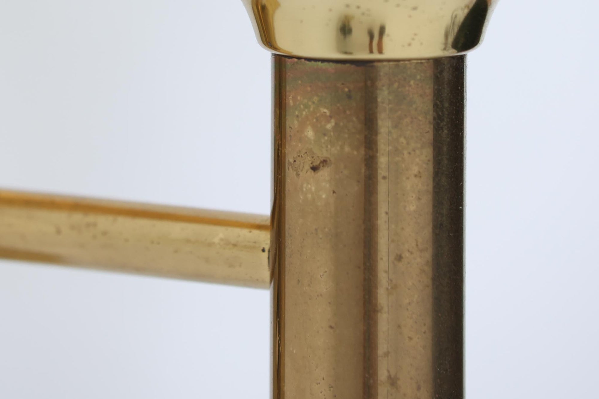 こちらは、Sven mejlstromによってデザインされた1960年代のウォールランプです。Sven mejlstromは、ノルウェーの照明デザイナーとして知られ、シンプルで機能的な美しさを追求したデザインを手掛けました。このランプは、真鍮とクリアガラスを組み合わせた美しいデザインが特徴で、ビンテージ品ならではの風合いが感じられます。大きなボール状のガラスシェードは光を柔らかく拡散し、空間に温かみと上品さを加えます。経年変化による真鍮部分の風合いも、時間を経た美しさを感じさせる魅力的な要素です。シンプルでありながらも印象的なこのウォールランプは、どんなインテリアにも調和し、エレガントなアクセントを与えてくれる一品です。