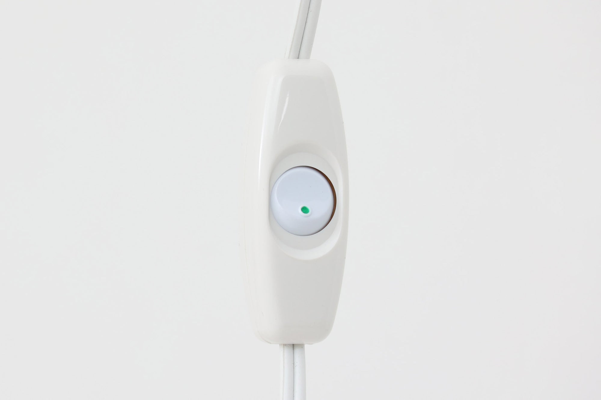 こちらは、Sven mejlstromによってデザインされた1960年代のウォールランプです。Sven mejlstromは、ノルウェーの照明デザイナーとして知られ、シンプルで機能的な美しさを追求したデザインを手掛けました。このランプは、真鍮とクリアガラスを組み合わせた美しいデザインが特徴で、ビンテージ品ならではの風合いが感じられます。大きなボール状のガラスシェードは光を柔らかく拡散し、空間に温かみと上品さを加えます。経年変化による真鍮部分の風合いも、時間を経た美しさを感じさせる魅力的な要素です。シンプルでありながらも印象的なこのウォールランプは、どんなインテリアにも調和し、エレガントなアクセントを与えてくれる一品です。