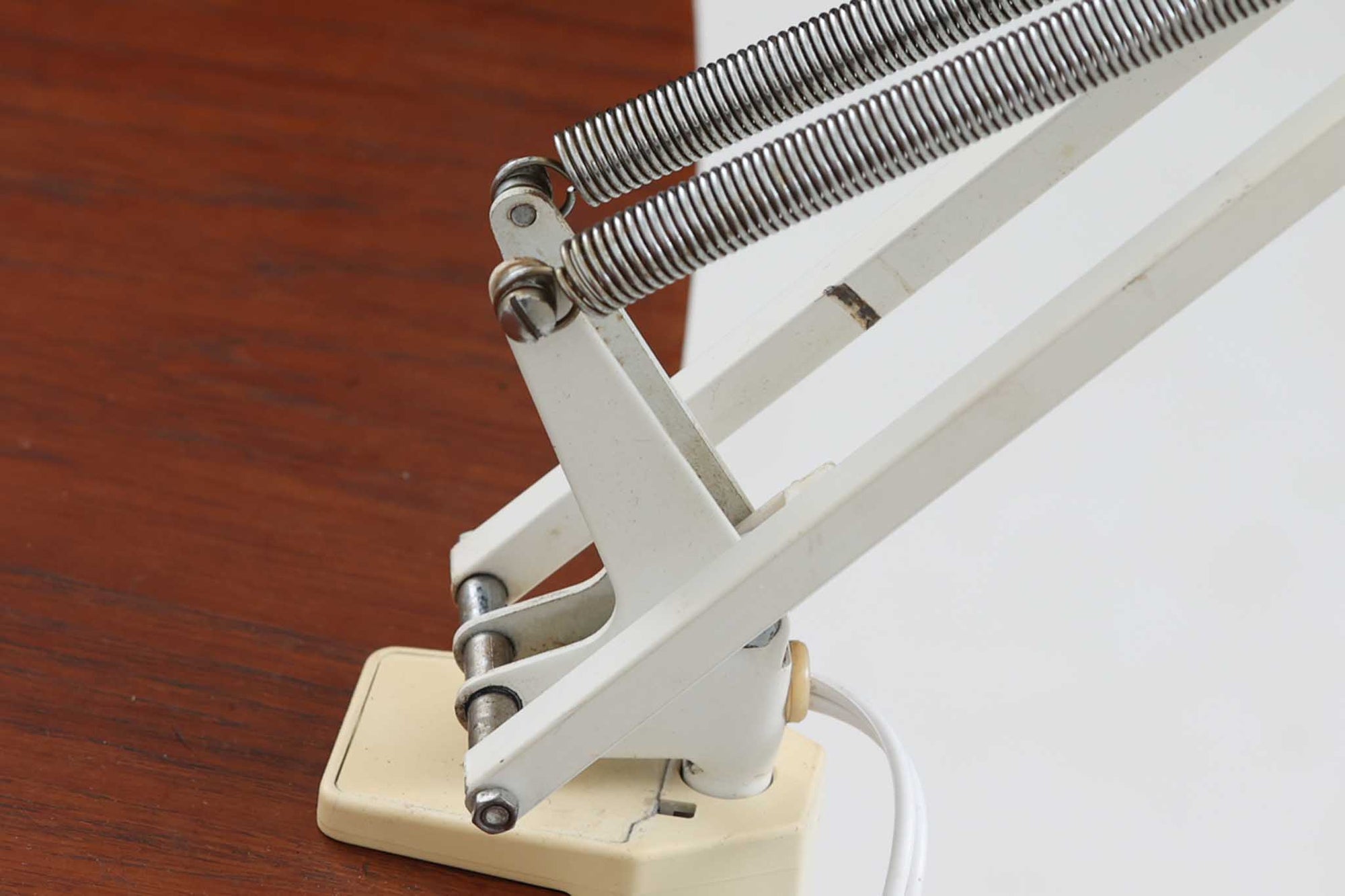 デンマークより買い付けたLouis Poulsen社製のデスクランプです。現行品では販売されていない希少なモデルで、シンプルながら機能的なデザインが特徴です。クランプタイプのため、置く場所を選ばず使用可能。最大板厚5cmまでの場所に取り付けることができるため、デスクやテーブルにしっかり固定してお使いいただけます。アーム部分は可動式で、光の角度を自由に調整できる設計になっており、デスクワークや読書、細かい作業にも最適です。ビンテージ品ならではの風合いが魅力的で、使い込まれたスチールの質感が独特の味わいを醸し出しています。