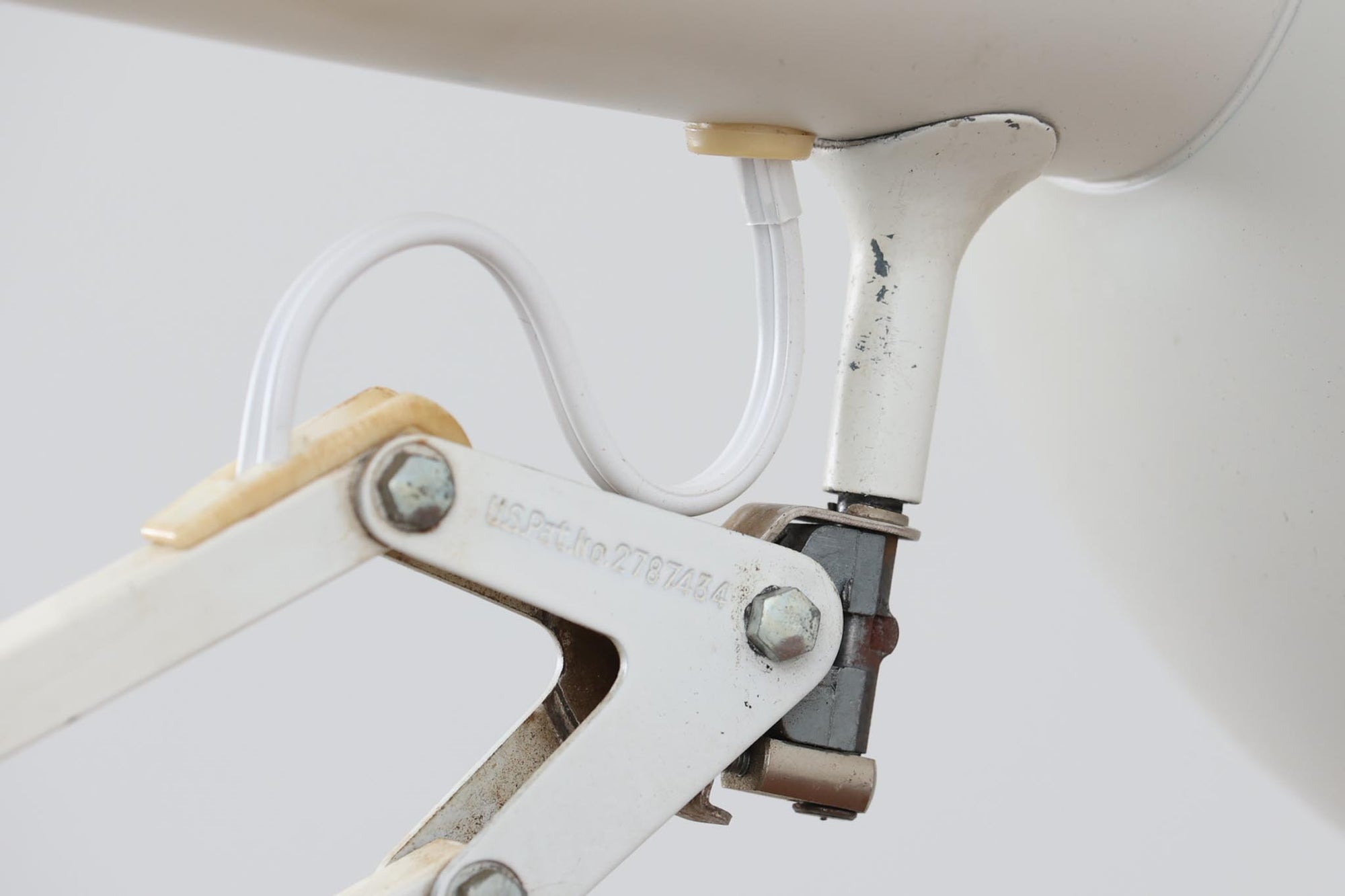 デンマークより買い付けたLouis Poulsen社製のデスクランプです。現行品では販売されていない希少なモデルで、シンプルながら機能的なデザインが特徴です。クランプタイプのため、置く場所を選ばず使用可能。最大板厚5cmまでの場所に取り付けることができるため、デスクやテーブルにしっかり固定してお使いいただけます。アーム部分は可動式で、光の角度を自由に調整できる設計になっており、デスクワークや読書、細かい作業にも最適です。ビンテージ品ならではの風合いが魅力的で、使い込まれたスチールの質感が独特の味わいを醸し出しています。