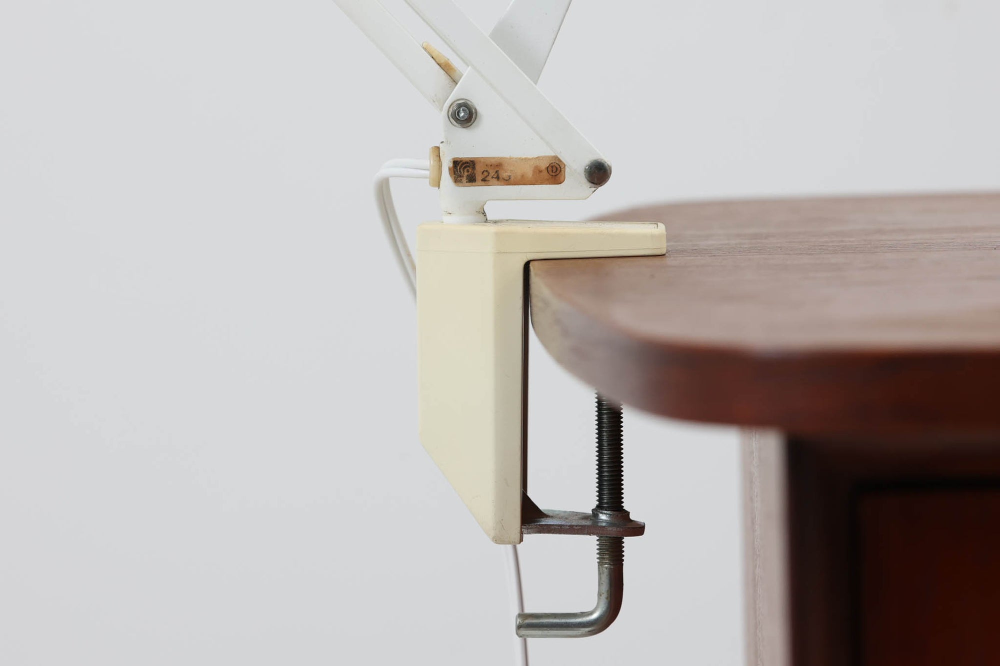 デンマークより買い付けたLouis Poulsen社製のデスクランプです。現行品では販売されていない希少なモデルで、シンプルながら機能的なデザインが特徴です。クランプタイプのため、置く場所を選ばず使用可能。最大板厚5cmまでの場所に取り付けることができるため、デスクやテーブルにしっかり固定してお使いいただけます。アーム部分は可動式で、光の角度を自由に調整できる設計になっており、デスクワークや読書、細かい作業にも最適です。ビンテージ品ならではの風合いが魅力的で、使い込まれたスチールの質感が独特の味わいを醸し出しています。