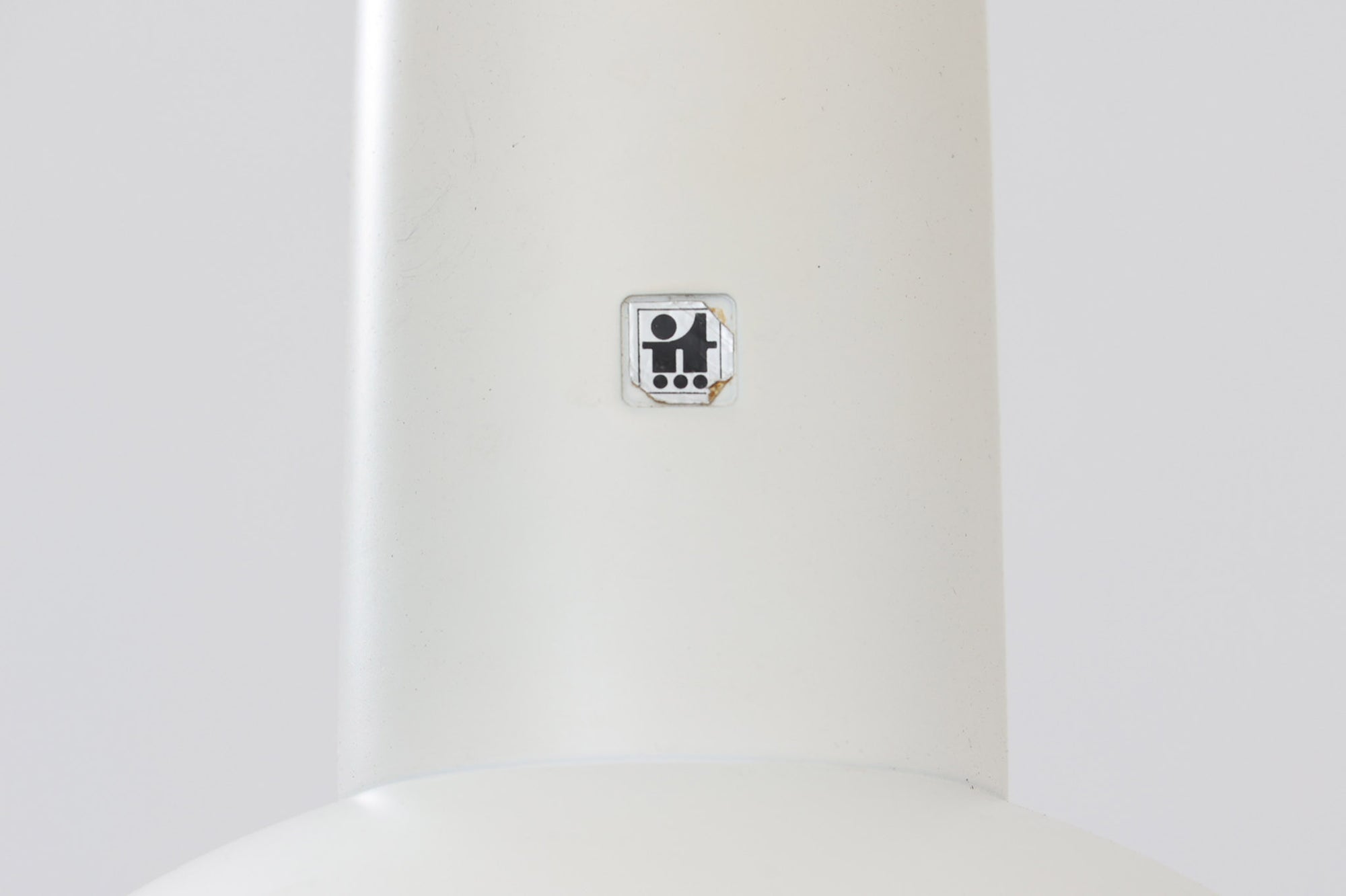 デンマークより買い付けたLouis Poulsen社製のデスクランプです。現行品では販売されていない希少なモデルで、シンプルながら機能的なデザインが特徴です。クランプタイプのため、置く場所を選ばず使用可能。最大板厚5cmまでの場所に取り付けることができるため、デスクやテーブルにしっかり固定してお使いいただけます。アーム部分は可動式で、光の角度を自由に調整できる設計になっており、デスクワークや読書、細かい作業にも最適です。ビンテージ品ならではの風合いが魅力的で、使い込まれたスチールの質感が独特の味わいを醸し出しています。