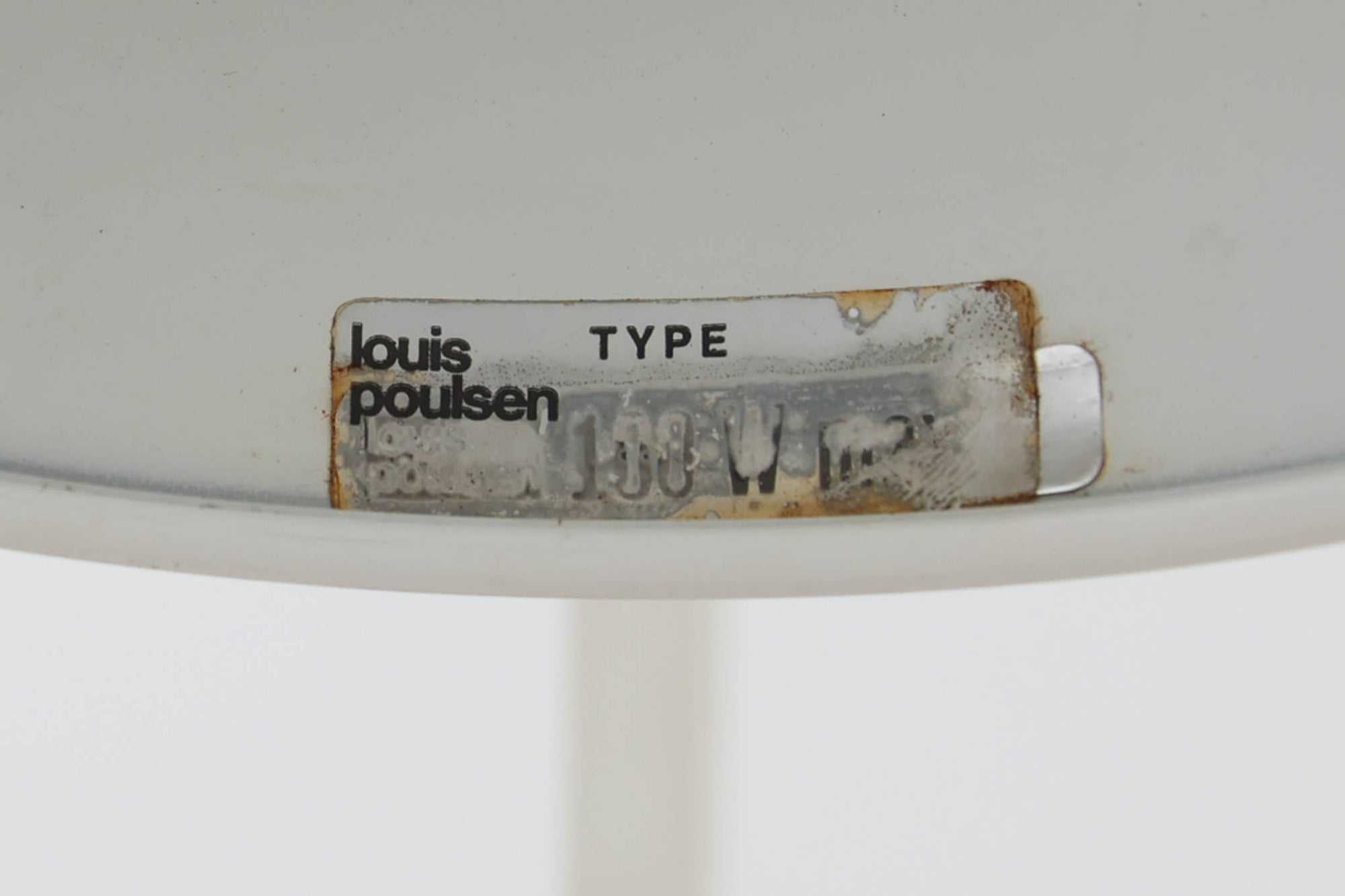 デンマークより買い付けたLouis Poulsen社製のデスクランプです。現行品では販売されていない希少なモデルで、シンプルながら機能的なデザインが特徴です。クランプタイプのため、置く場所を選ばず使用可能。最大板厚5cmまでの場所に取り付けることができるため、デスクやテーブルにしっかり固定してお使いいただけます。アーム部分は可動式で、光の角度を自由に調整できる設計になっており、デスクワークや読書、細かい作業にも最適です。ビンテージ品ならではの風合いが魅力的で、使い込まれたスチールの質感が独特の味わいを醸し出しています。